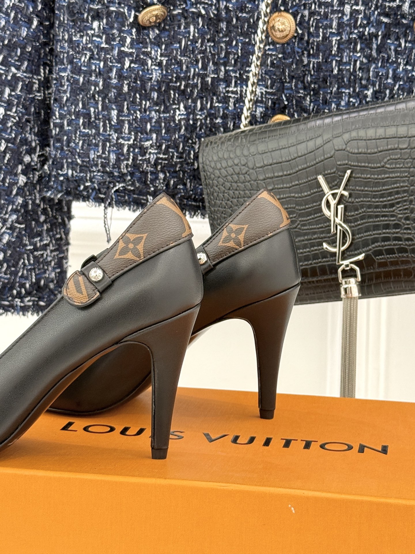 驴牌25WF秋冬新品老花水钻尖头后空高跟凉鞋感受先锋设计与经典格调的激情碰撞让足下生风 成为街头焦点。经