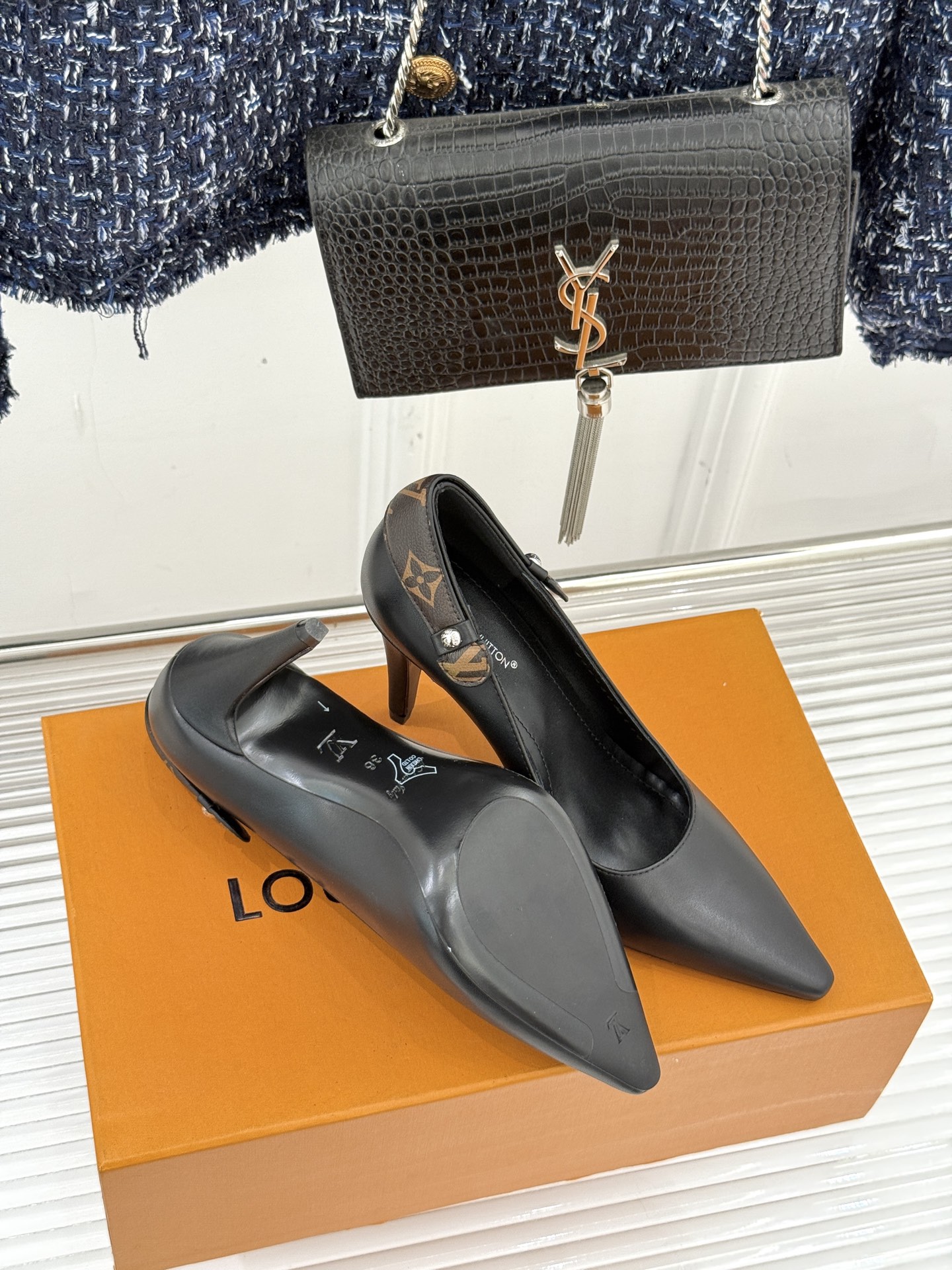 驴牌25WF秋冬新品老花水钻尖头后空高跟凉鞋感受先锋设计与经典格调的激情碰撞让足下生风 成为街头焦点。经