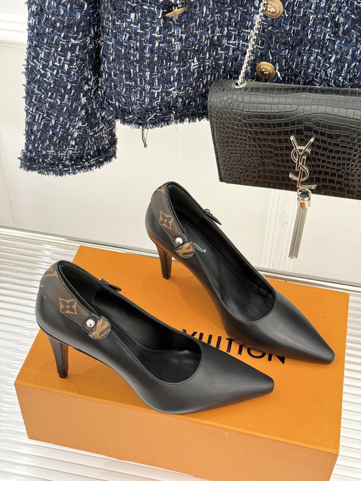 驴牌25WF秋冬新品老花水钻尖头后空高跟凉鞋感受先锋设计与经典格调的激情碰撞让足下生风 成为街头焦点。经