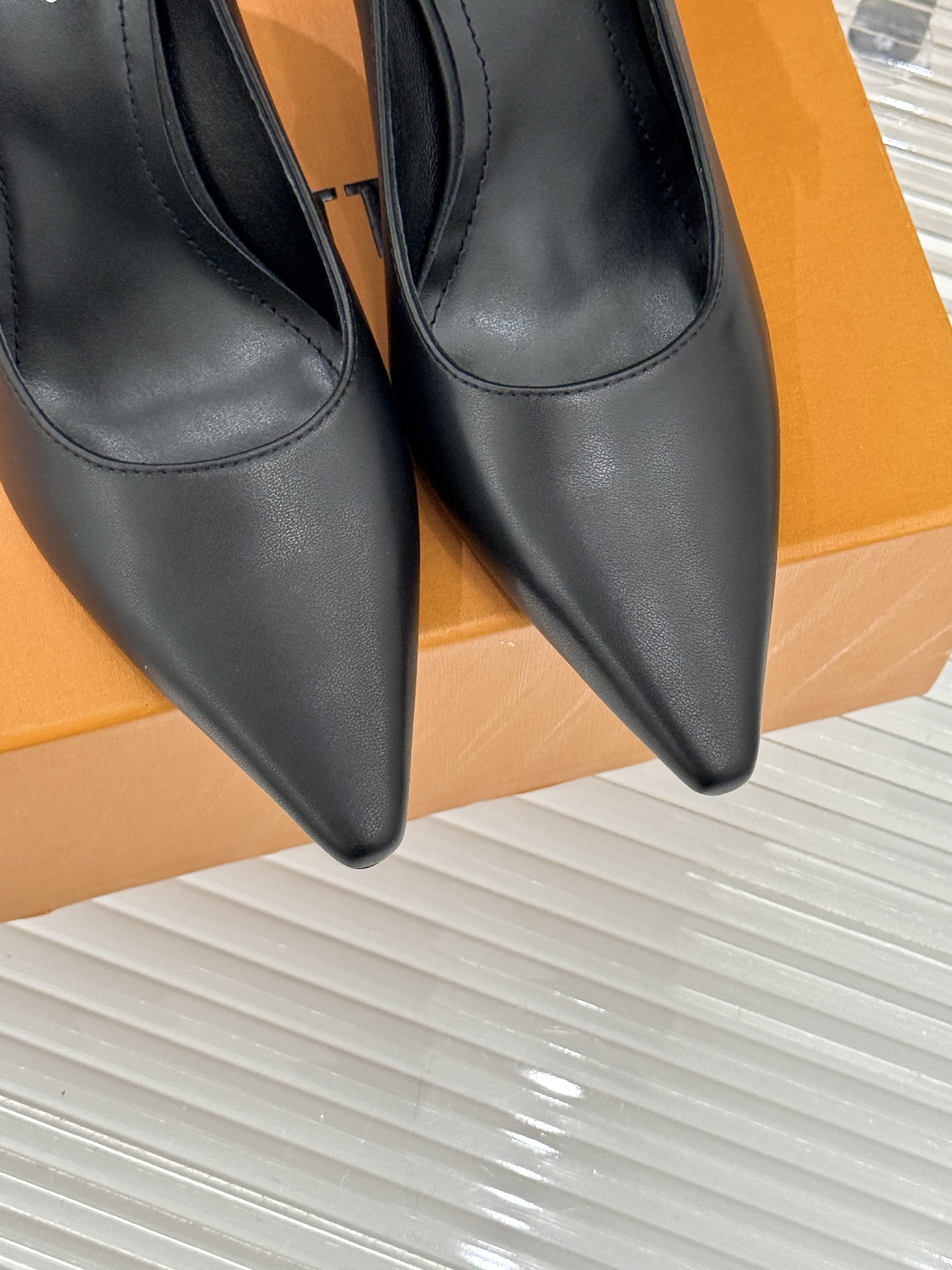 驴牌25WF秋冬新品老花水钻尖头后空高跟凉鞋感受先锋设计与经典格调的激情碰撞让足下生风 成为街头焦点。经