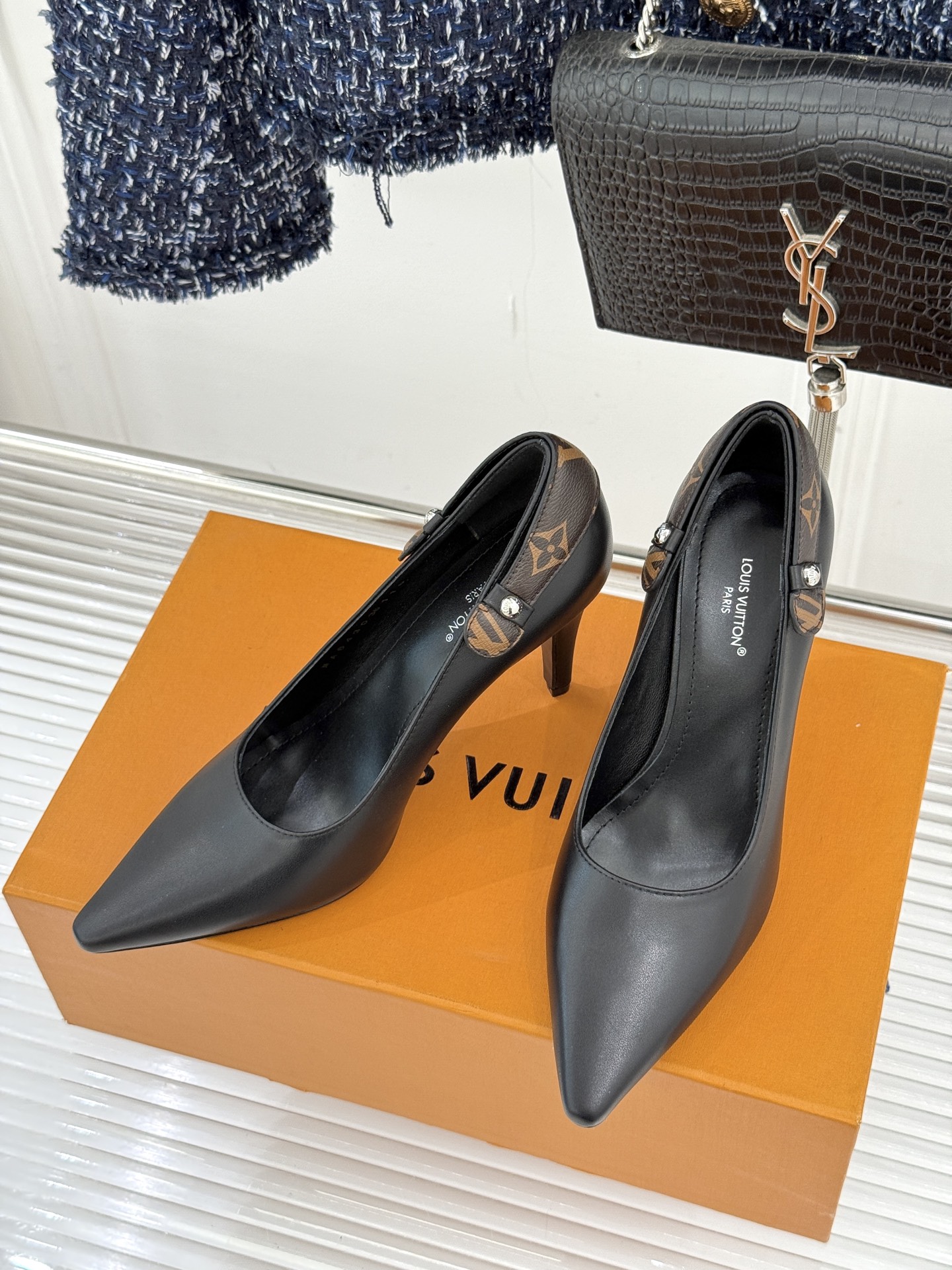 驴牌25WF秋冬新品老花水钻尖头后空高跟凉鞋感受先锋设计与经典格调的激情碰撞让足下生风 成为街头焦点。经