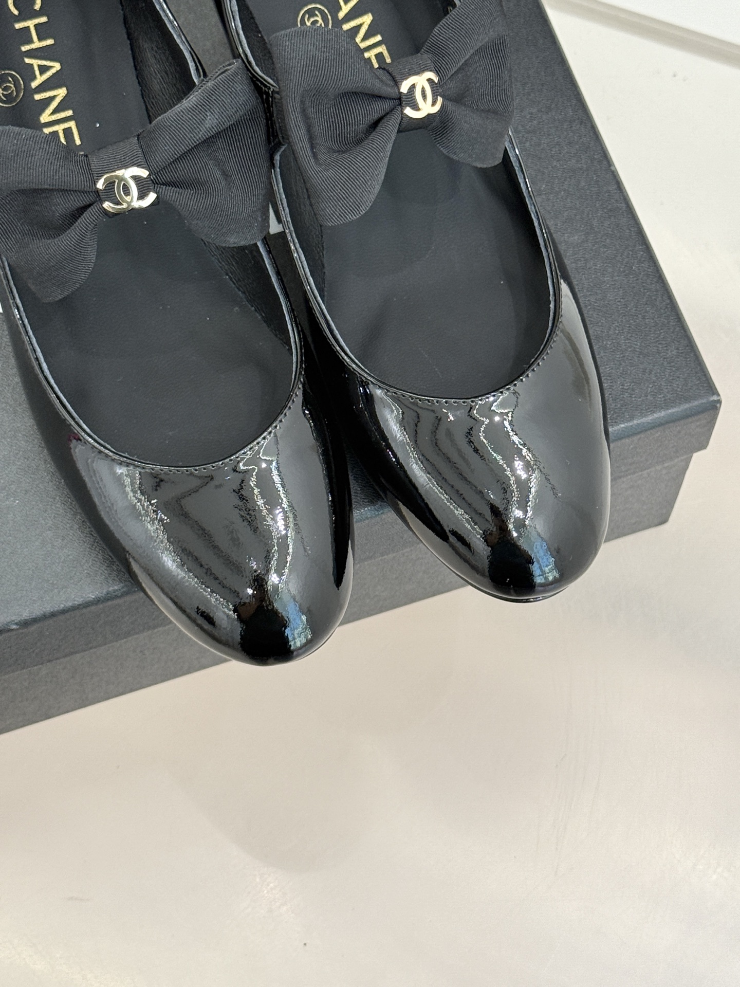 CHANE*｜小香经典双C巨型珍珠蝴蝶结粗跟玛丽珍鞋法式风情 真是美到心尖尖上啦！优雅又浪漫的仙女应该就