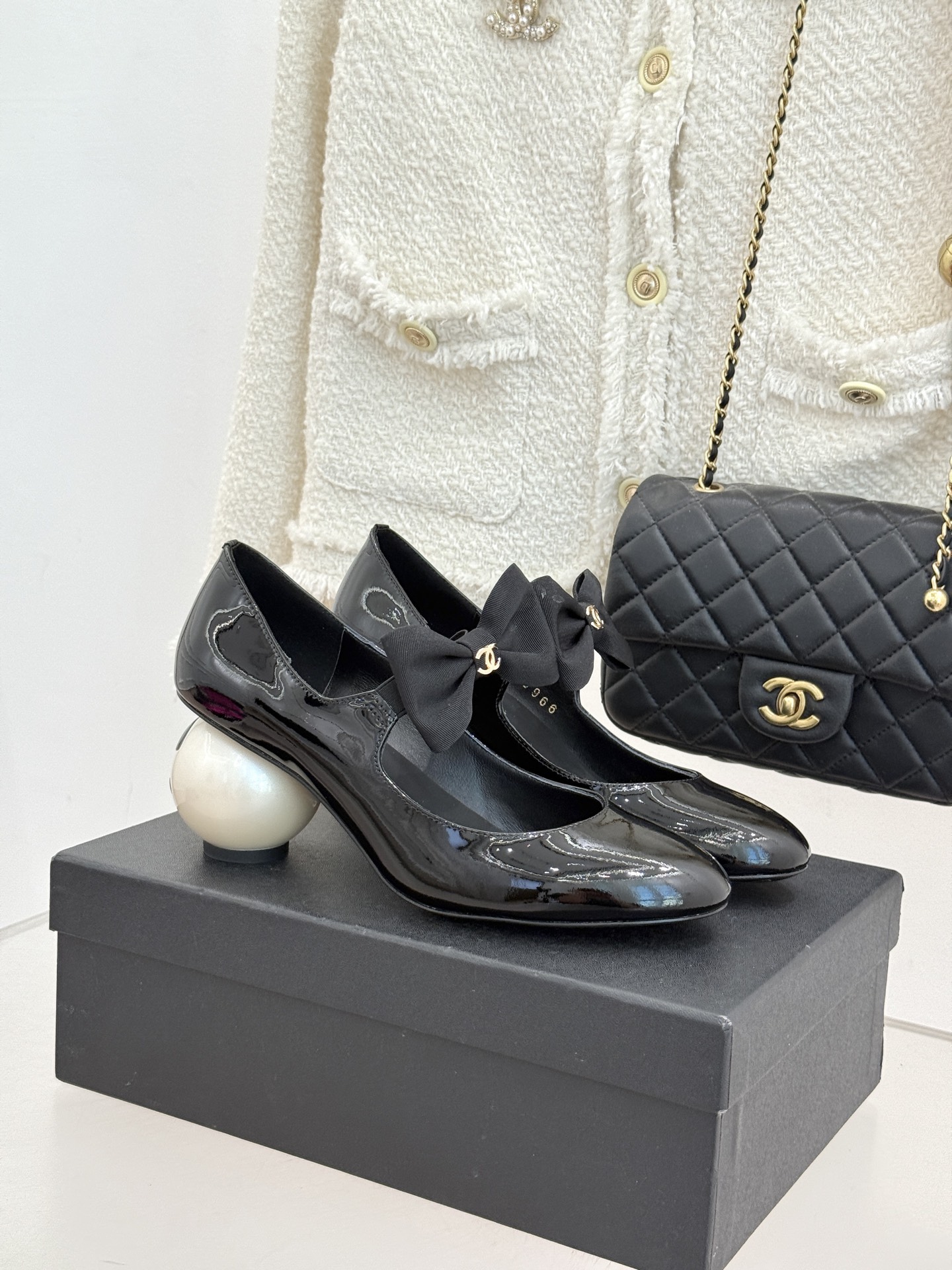 NO:668200,Pearl Heels CHANE*｜Xiaoxiang’s classic double C giant pearl bow-knot thick heel Mary Jane shoes, French style, so beautiful that it’s so beautiful!  This is what an elegant and romantic fairy should be like! The minimalist color scheme and satin bow are deeply rooted in people's hearts ~ The combination of the classic double C logo and the giant pearl heel design is simple and elegant and fully displays the brand style. It is a hit in any photo. The giant pearl heel is a magic touch. The breakthrough design not only adds a luxurious and romantic atmosphere to the whole, but also makes every step feel like stepping on the clouds, full of fantasy. It is also easy to put on and take off, and there is no sense of restraint when walking. From the streets of the bustling city  It can be easily adapted to the party scene. Paired with a pair of slim jeans, you can instantly transform into a cool street trendy person. Put on a gorgeous evening dress and become the elegant focus of the dinner. This pair of shoes is not just a pair of shoes, but also the embodiment of the fashion spirit. It is an excellent choice for fashionistas to express their personality and taste. The fabric is made of original customized sheepskin, the inner feet are made of sheepskin, and the genuine leather outsole imported from Italy  size35-39 (customized 40/41), high heels, chanel, mary jane, high heels, jeans, sheepskin, silk fabric, Leather soles19860909珍珠跟 CHANE*｜小香经典双C巨型珍珠 蝴蝶结粗跟玛丽珍鞋 法式风情 真是美到心尖尖上啦！ 优雅又浪漫的仙女应该就是这样吧! 极简的配色加上绸缎蝴蝶结深入人心~ 经典的双C标志与巨型珍珠跟设计相结合 简洁大气又尽显品牌格调 随便一拍都很出片. 那巨型珍珠鞋跟更是神来之笔 突破常规的设计 不仅为整体增添了奢华浪漫的氛围 还让每一步都仿佛踩在云端 充满梦幻感. 而且穿脱方便 行走时也不会有束缚感. 从繁华都市的街头 派对的现场 它都能轻松适配, 搭配一条修身牛仔裤 瞬间化身酷飒的街头潮人 换上一袭华丽晚装 成为晚宴上的优雅焦点 . 这双鞋子 不只是一双鞋履 更是时尚精神的具象化 是时尚达人们表达个性与品味的绝佳选择 . 面料采用原版定制羊皮 内里垫脚均为羊皮材质 意大利进口真皮大底 size35-39（40/41定制）,高跟鞋单鞋,chanel,mary jane,high heels,jeans,sheepskin,silk fabric,Leather soles,Women's Shoes