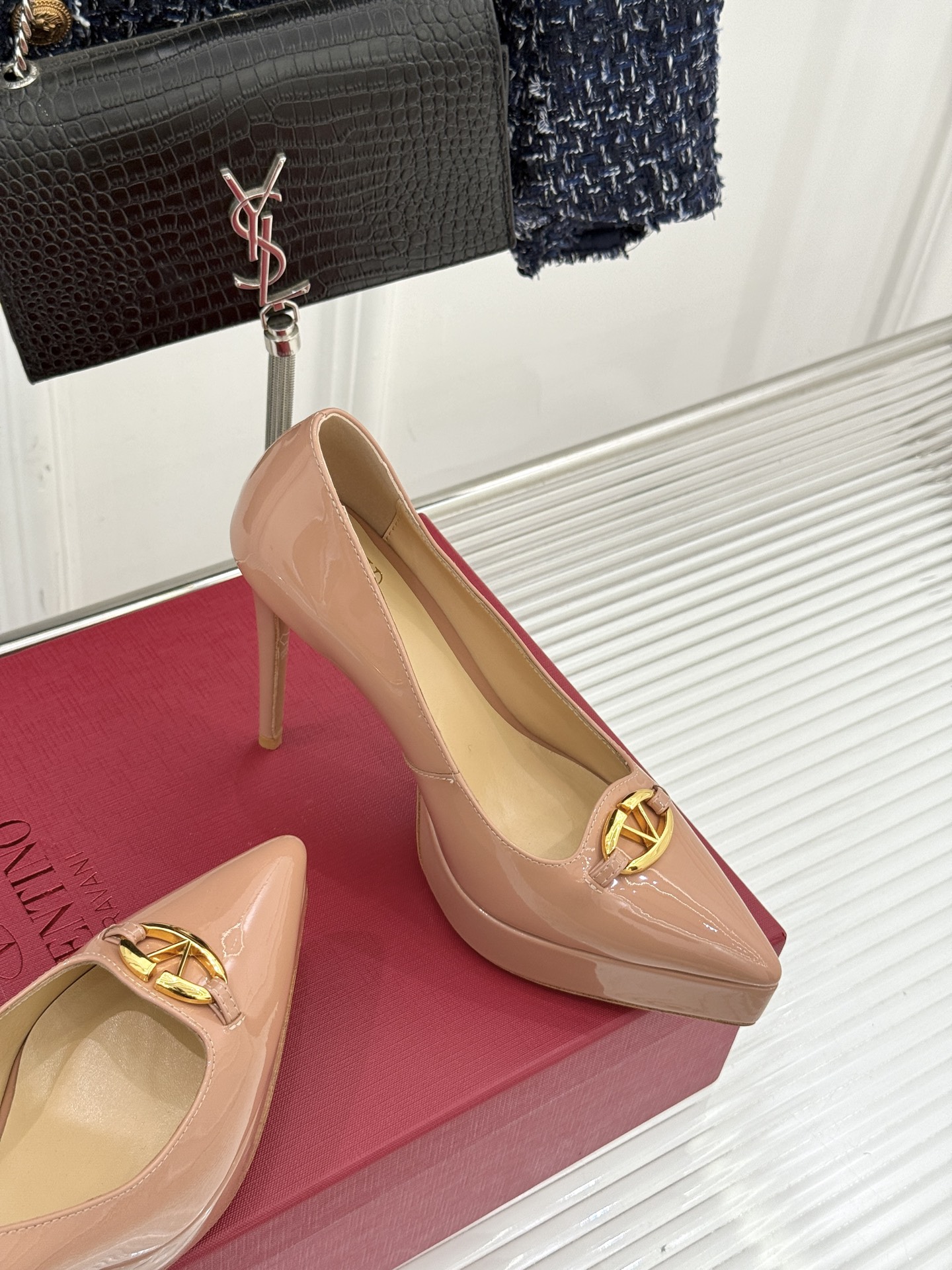 Valentin｜华伦天伦25WF新品金属V扣防水台高跟鞋当意大利工艺邂逅经典廓形每一双都是写给优雅的具