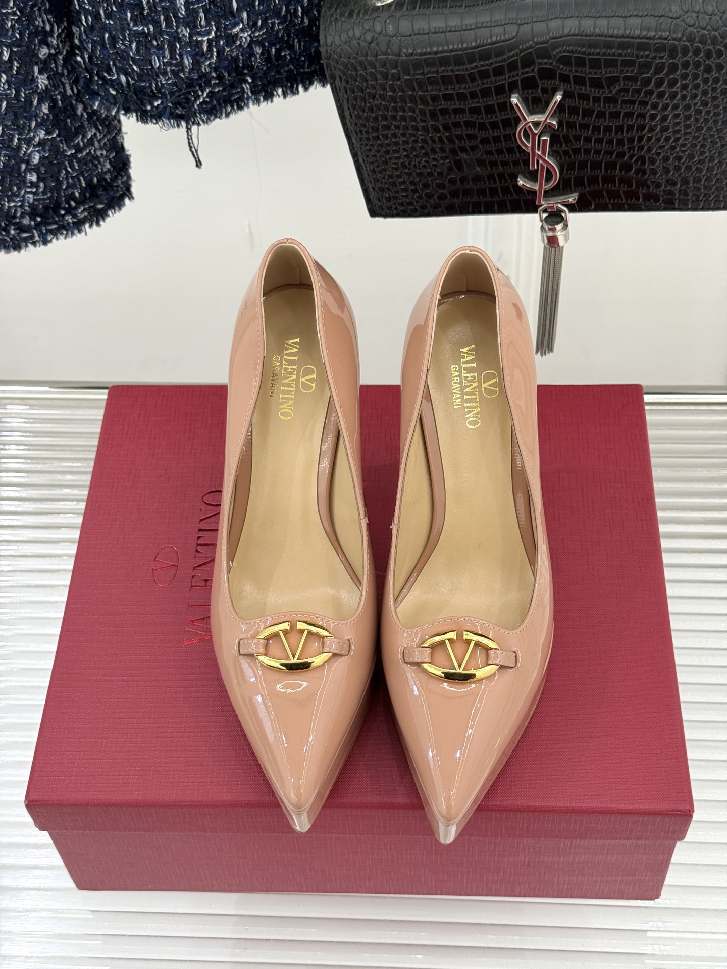 Valentin｜华伦天伦25WF新品金属V扣防水台高跟鞋当意大利工艺邂逅经典廓形每一双都是写给优雅的具