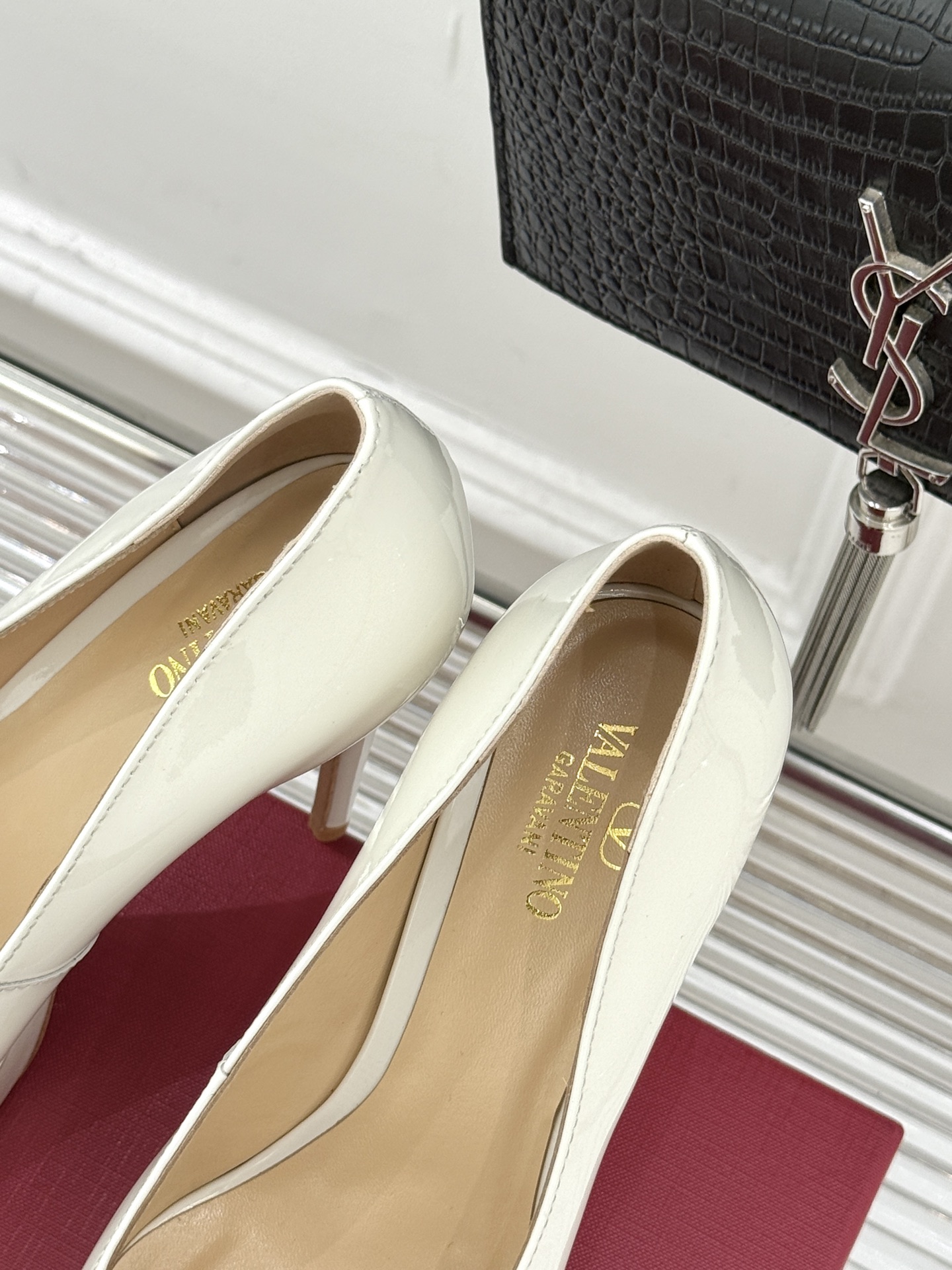 Valentin｜华伦天伦25WF新品金属V扣防水台高跟鞋当意大利工艺邂逅经典廓形每一双都是写给优雅的具