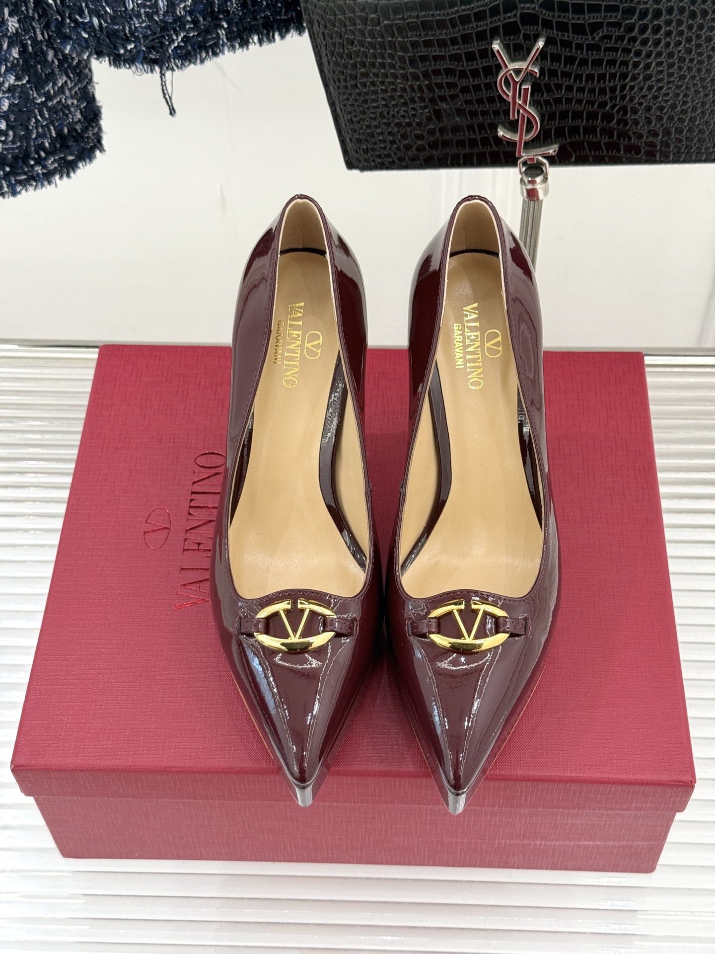 Valentin｜华伦天伦25WF新品金属V扣防水台高跟鞋当意大利工艺邂逅经典廓形每一双都是写给优雅的具