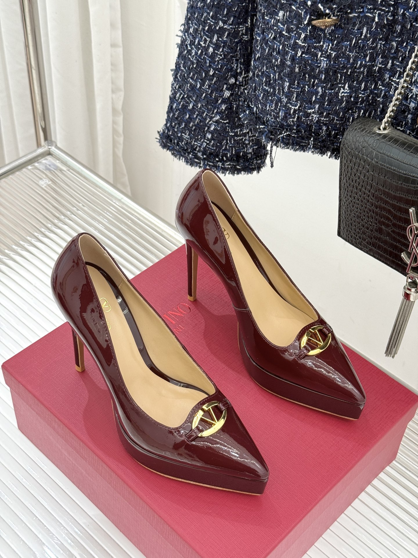 Valentin｜华伦天伦25WF新品金属V扣防水台高跟鞋当意大利工艺邂逅经典廓形每一双都是写给优雅的具