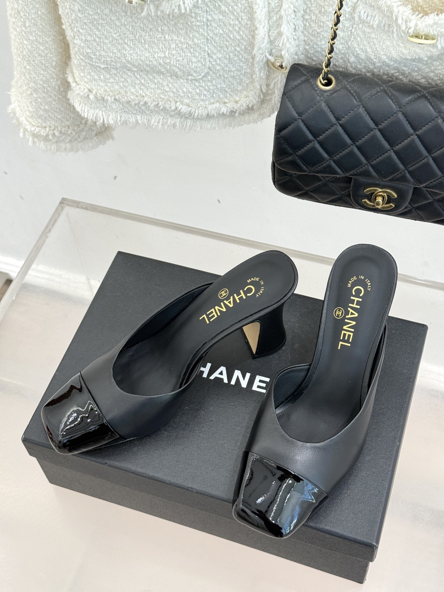 CHANE*｜小香经典双C大方头拼色高跟拖鞋当巴黎大皇宫的秀场灯光聚焦于足尖这双走秀款大方头高跟鞋便以利