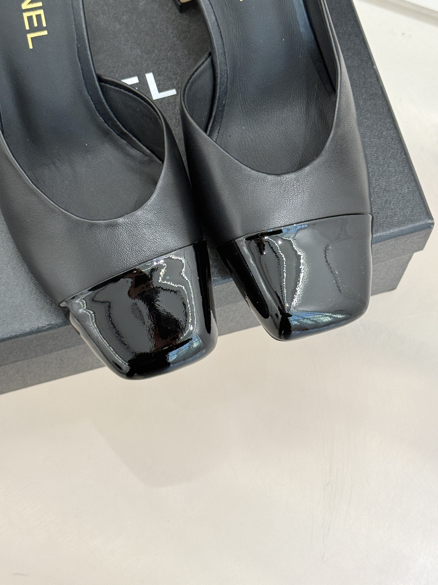 CHANE*｜小香经典双C大方头拼色高跟拖鞋当巴黎大皇宫的秀场灯光聚焦于足尖这双走秀款大方头高跟鞋便以利