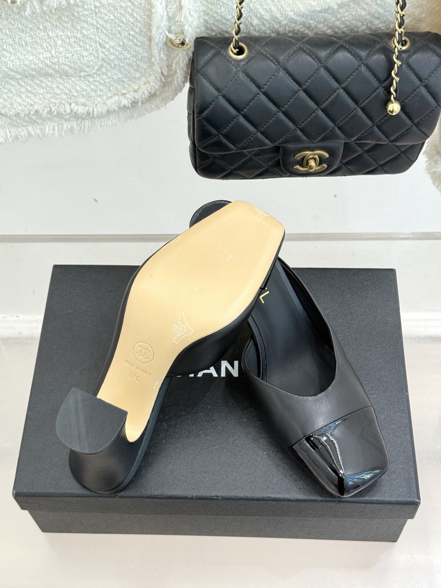 CHANE*｜小香经典双C大方头拼色高跟拖鞋当巴黎大皇宫的秀场灯光聚焦于足尖这双走秀款大方头高跟鞋便以利