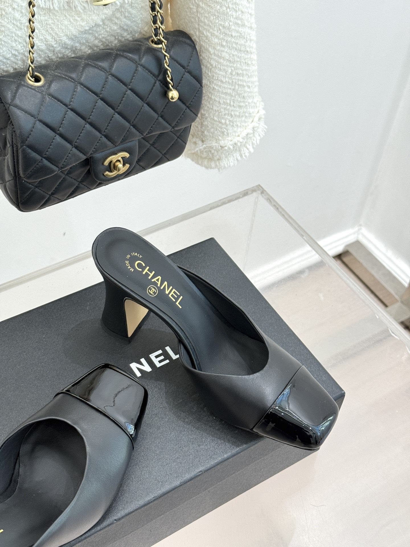 CHANE*｜小香经典双C大方头拼色高跟拖鞋当巴黎大皇宫的秀场灯光聚焦于足尖这双走秀款大方头高跟鞋便以利