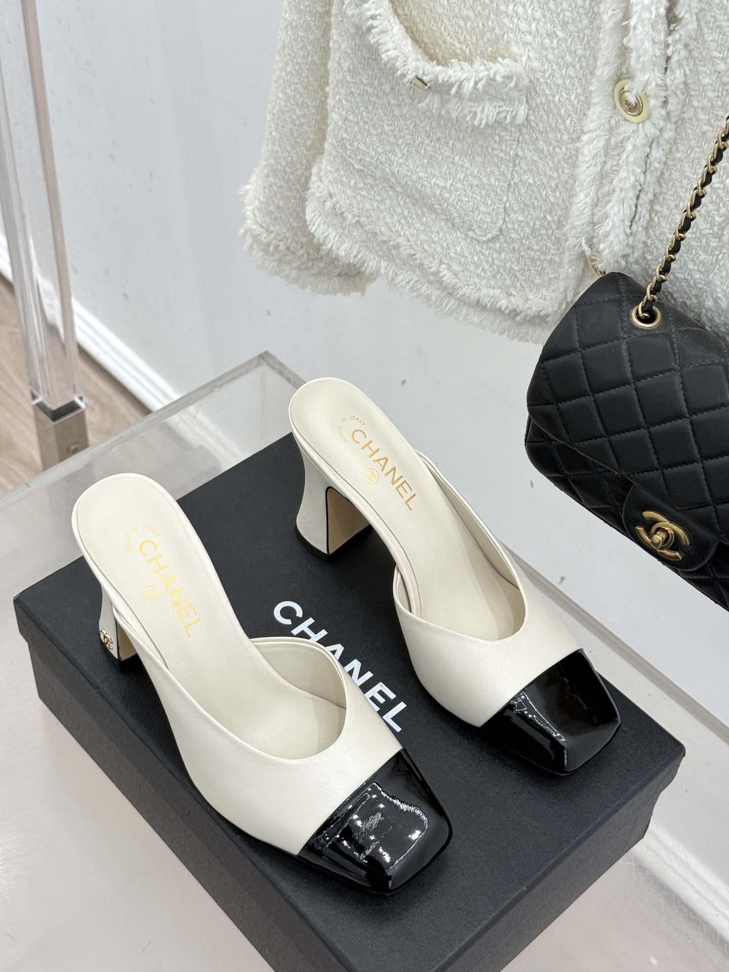 CHANE*｜小香经典双C大方头拼色高跟拖鞋当巴黎大皇宫的秀场灯光聚焦于足尖这双走秀款大方头高跟鞋便以利