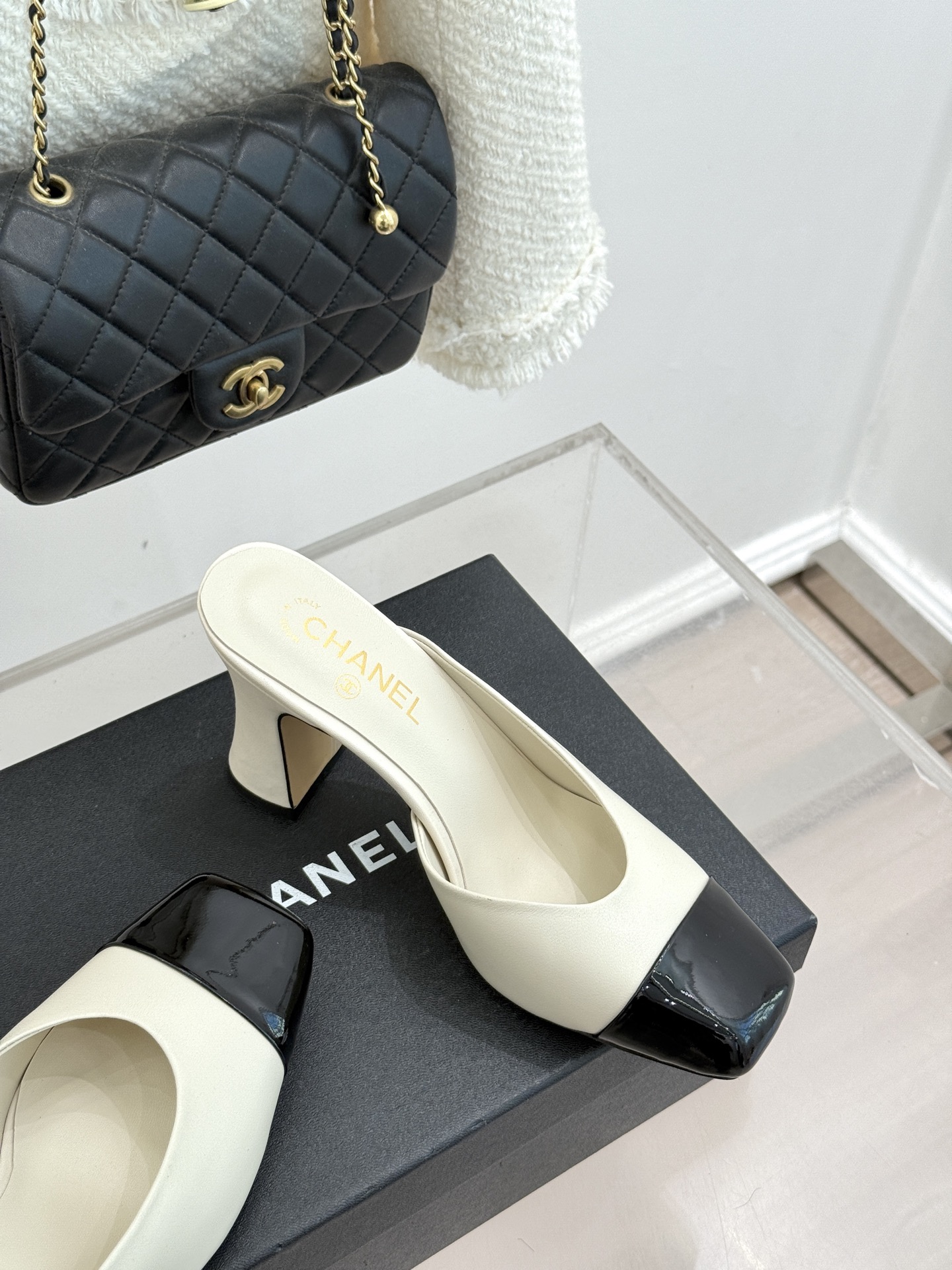 CHANE*｜小香经典双C大方头拼色高跟拖鞋当巴黎大皇宫的秀场灯光聚焦于足尖这双走秀款大方头高跟鞋便以利