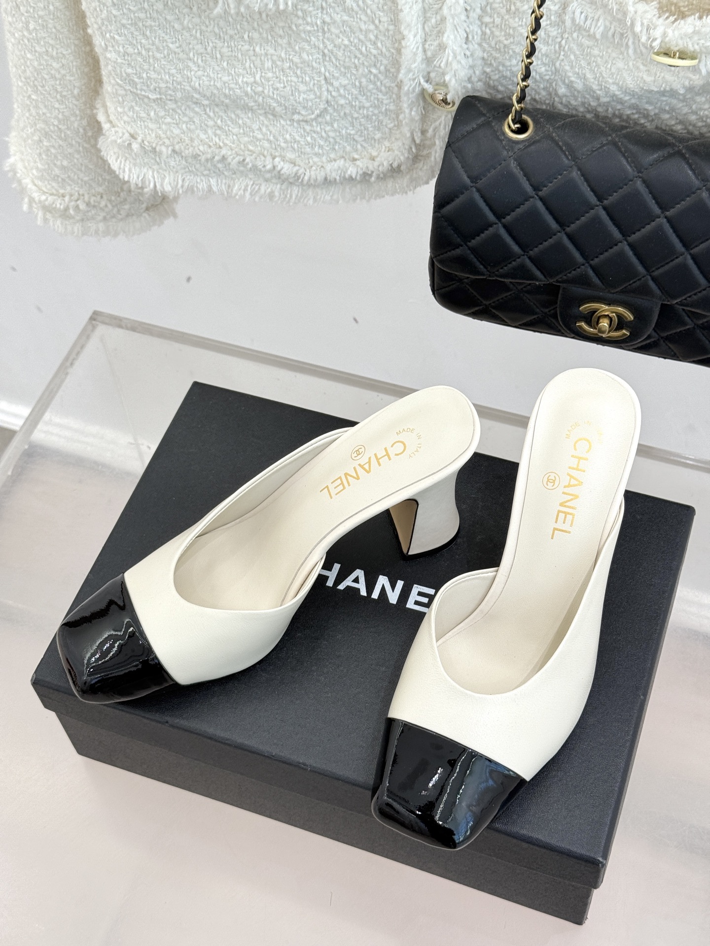 CHANE*｜小香经典双C大方头拼色高跟拖鞋当巴黎大皇宫的秀场灯光聚焦于足尖这双走秀款大方头高跟鞋便以利