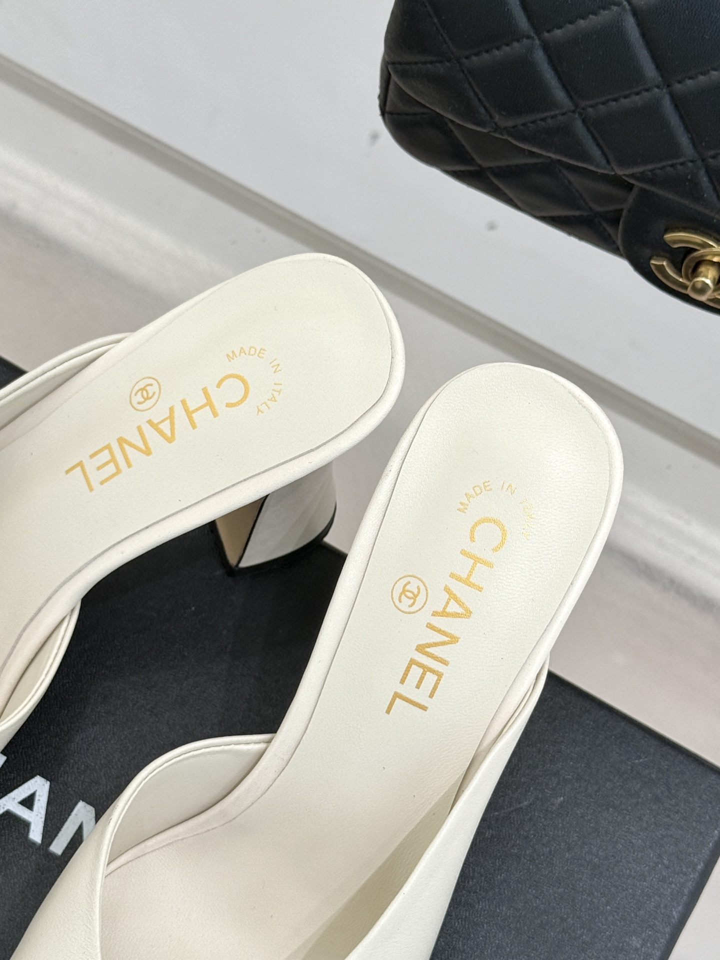 CHANE*｜小香经典双C大方头拼色高跟拖鞋当巴黎大皇宫的秀场灯光聚焦于足尖这双走秀款大方头高跟鞋便以利