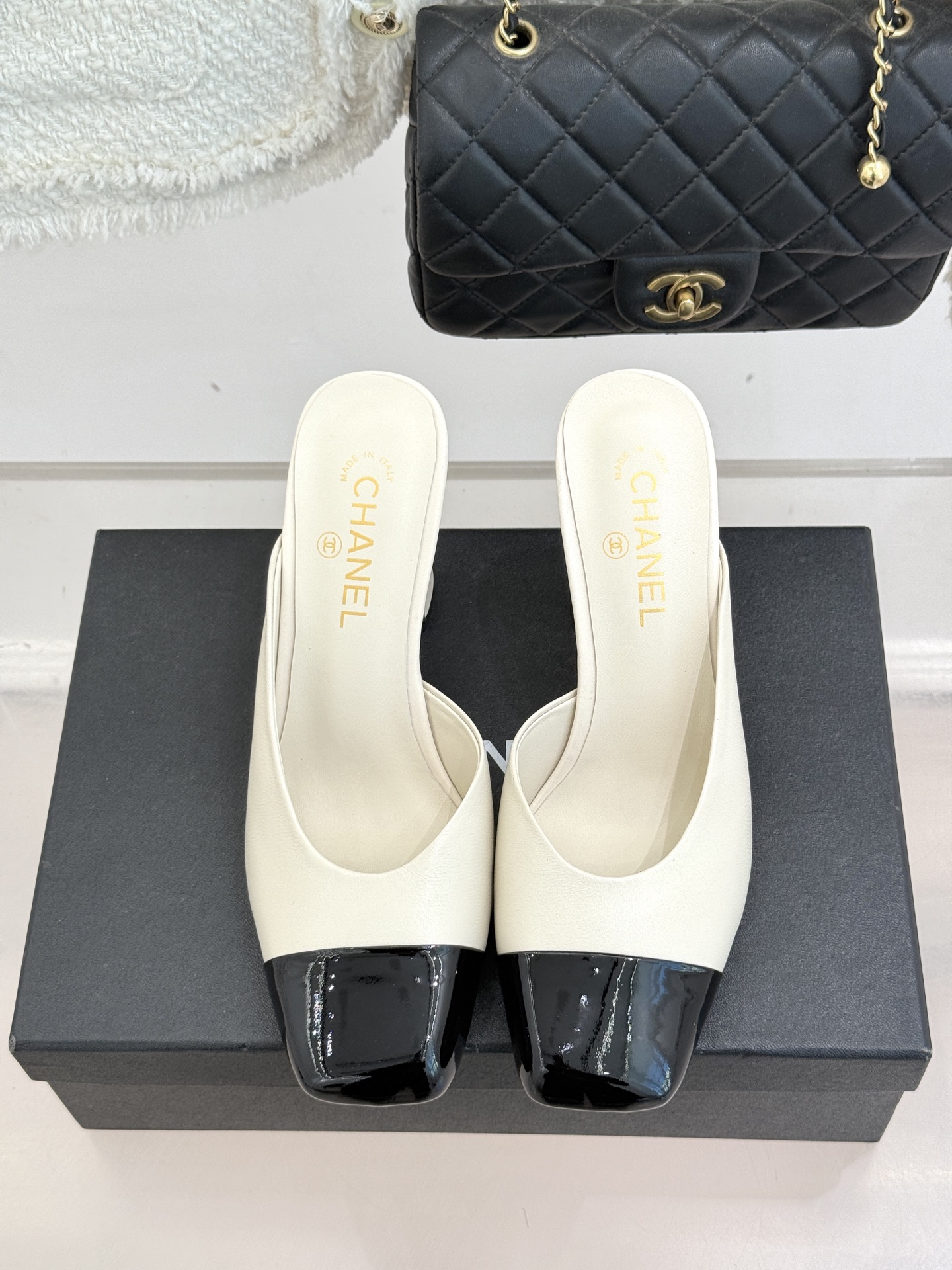 CHANE*｜小香经典双C大方头拼色高跟拖鞋当巴黎大皇宫的秀场灯光聚焦于足尖这双走秀款大方头高跟鞋便以利