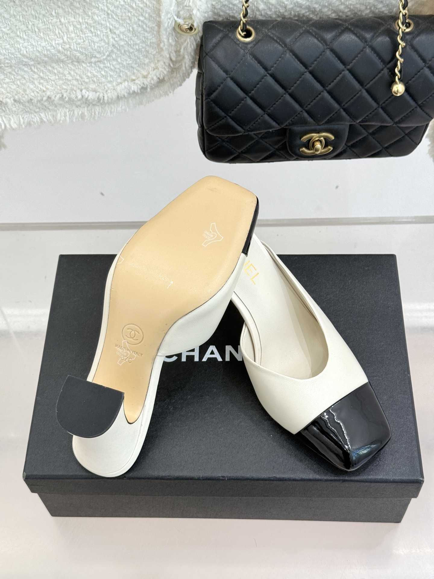 CHANE*｜小香经典双C大方头拼色高跟拖鞋当巴黎大皇宫的秀场灯光聚焦于足尖这双走秀款大方头高跟鞋便以利