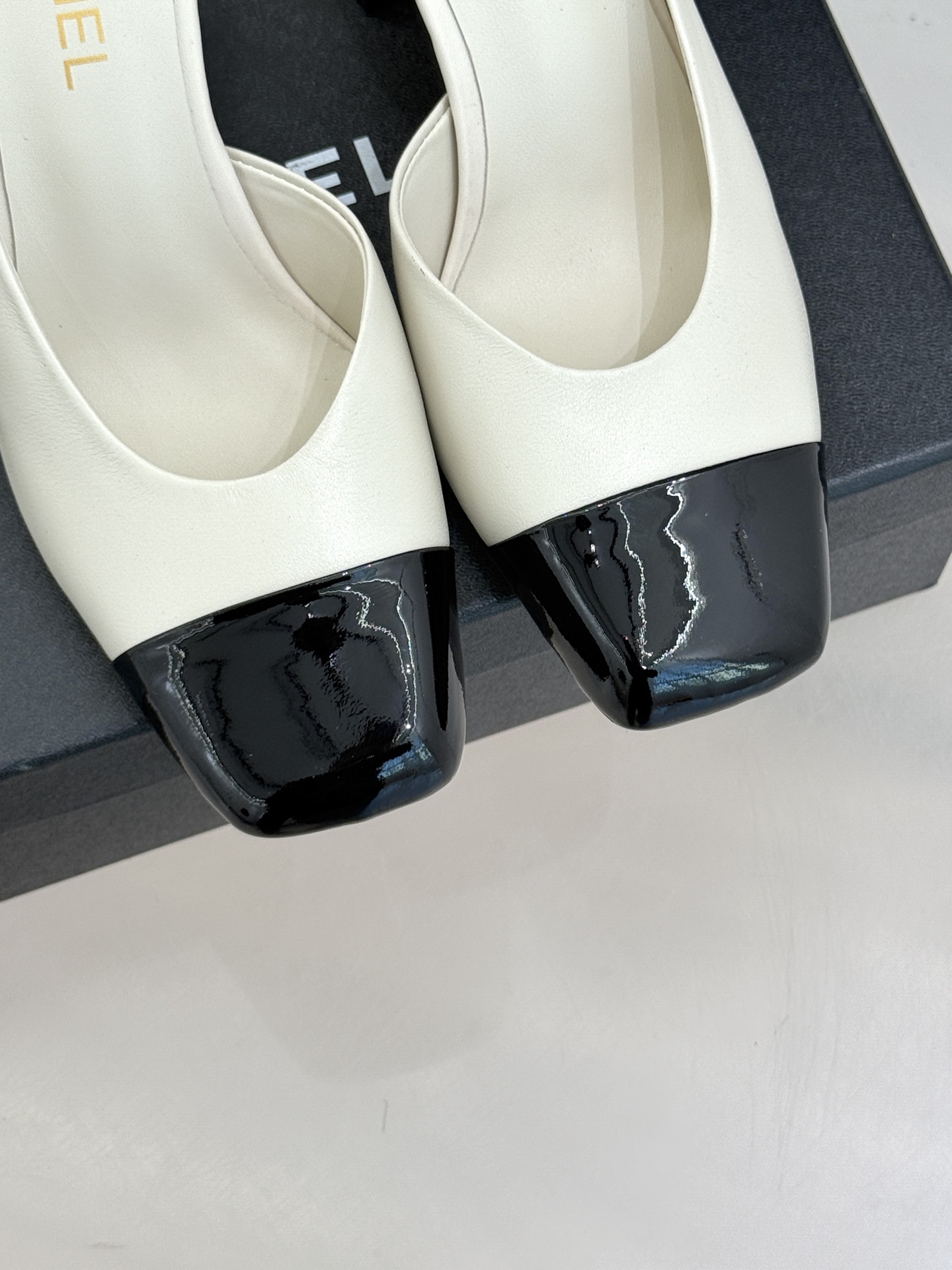 CHANE*｜小香经典双C大方头拼色高跟拖鞋当巴黎大皇宫的秀场灯光聚焦于足尖这双走秀款大方头高跟鞋便以利