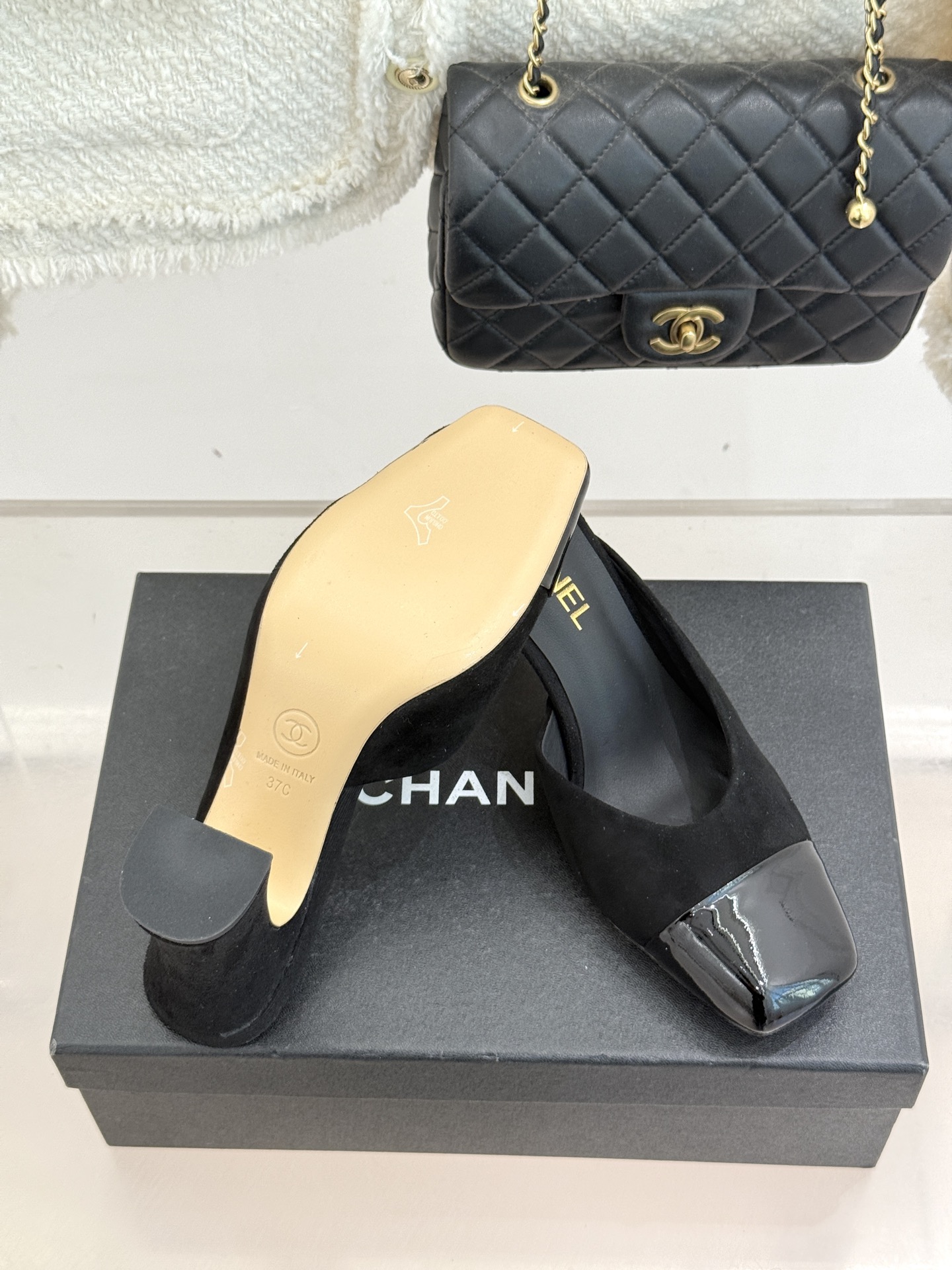 CHANE*｜小香经典双C大方头拼色高跟拖鞋当巴黎大皇宫的秀场灯光聚焦于足尖这双走秀款大方头高跟鞋便以利