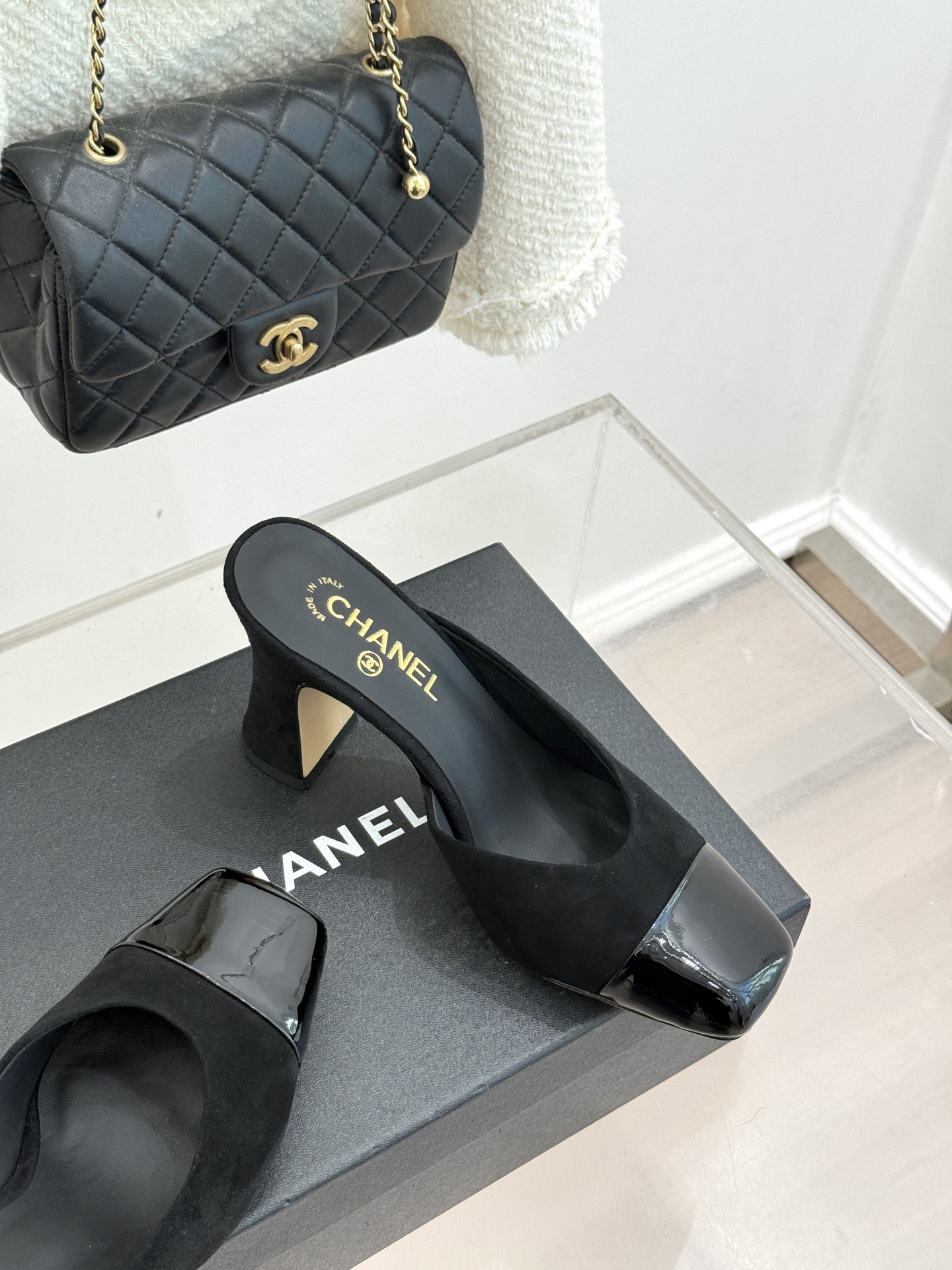 CHANE*｜小香经典双C大方头拼色高跟拖鞋当巴黎大皇宫的秀场灯光聚焦于足尖这双走秀款大方头高跟鞋便以利