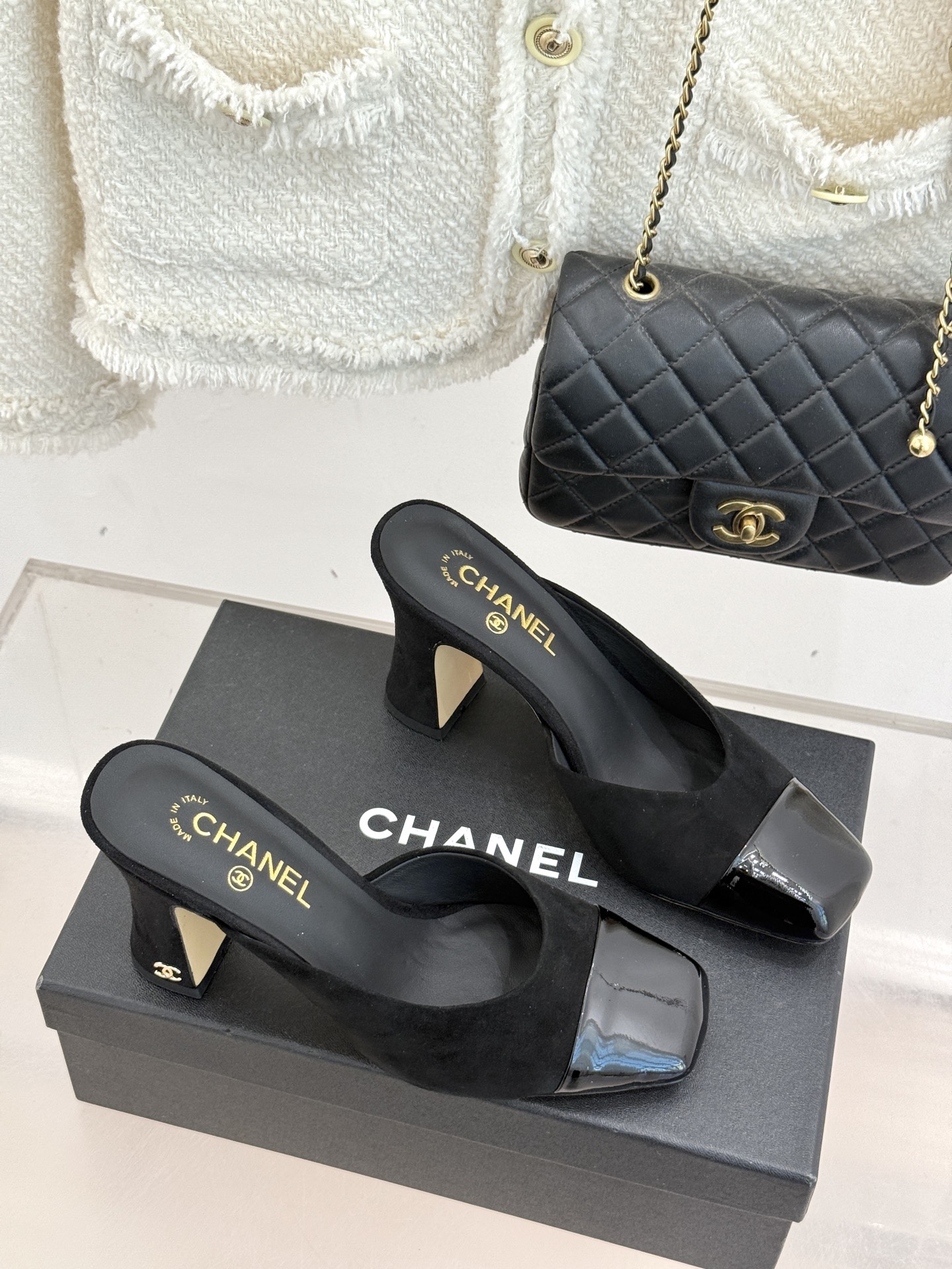 CHANE*｜小香经典双C大方头拼色高跟拖鞋当巴黎大皇宫的秀场灯光聚焦于足尖这双走秀款大方头高跟鞋便以利