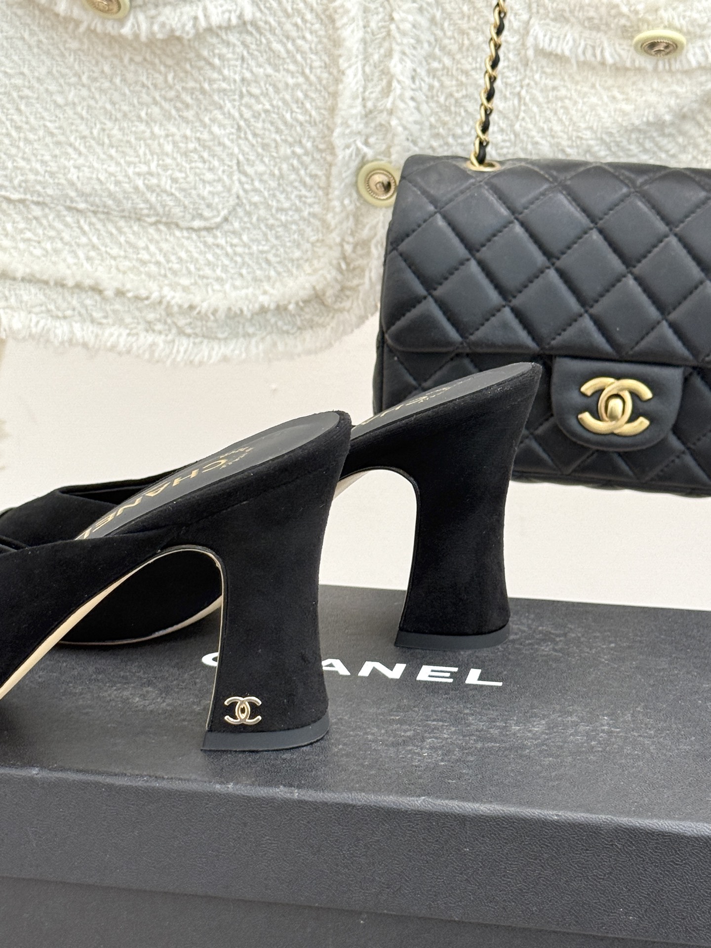 CHANE*｜小香经典双C大方头拼色高跟拖鞋当巴黎大皇宫的秀场灯光聚焦于足尖这双走秀款大方头高跟鞋便以利