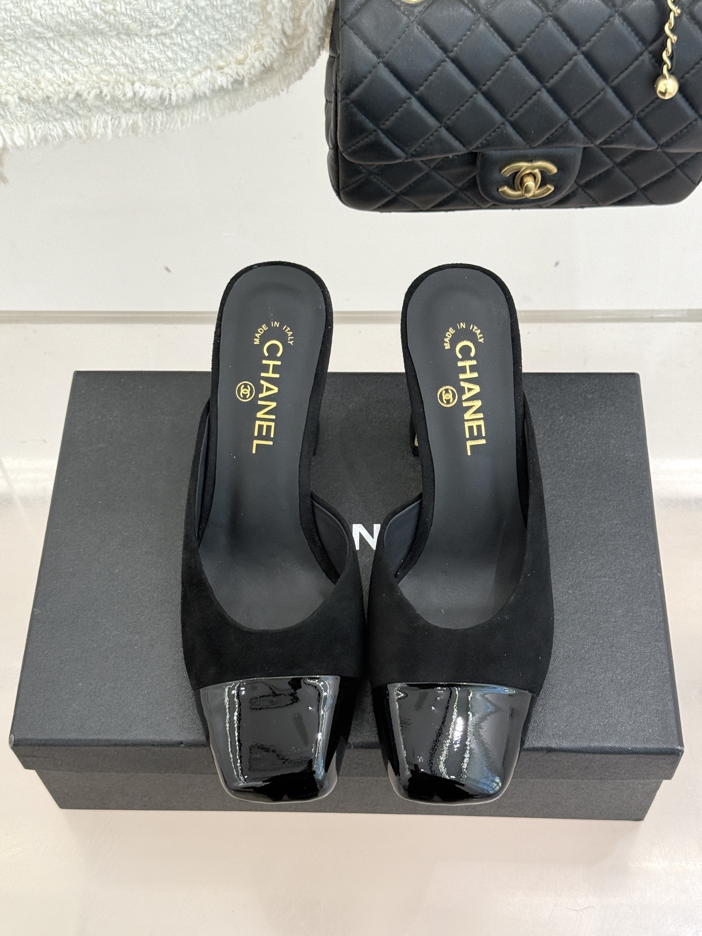 CHANE*｜小香经典双C大方头拼色高跟拖鞋当巴黎大皇宫的秀场灯光聚焦于足尖这双走秀款大方头高跟鞋便以利