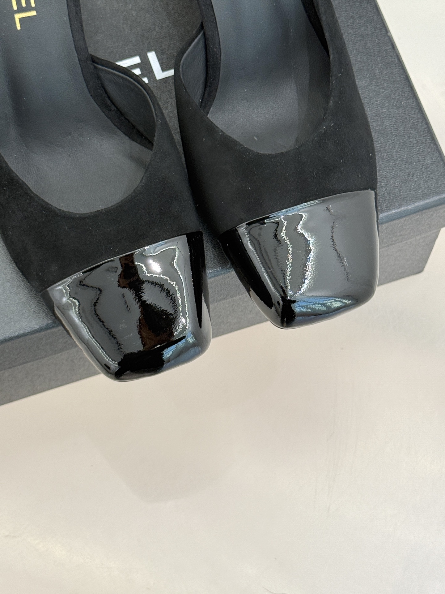 CHANE*｜小香经典双C大方头拼色高跟拖鞋当巴黎大皇宫的秀场灯光聚焦于足尖这双走秀款大方头高跟鞋便以利