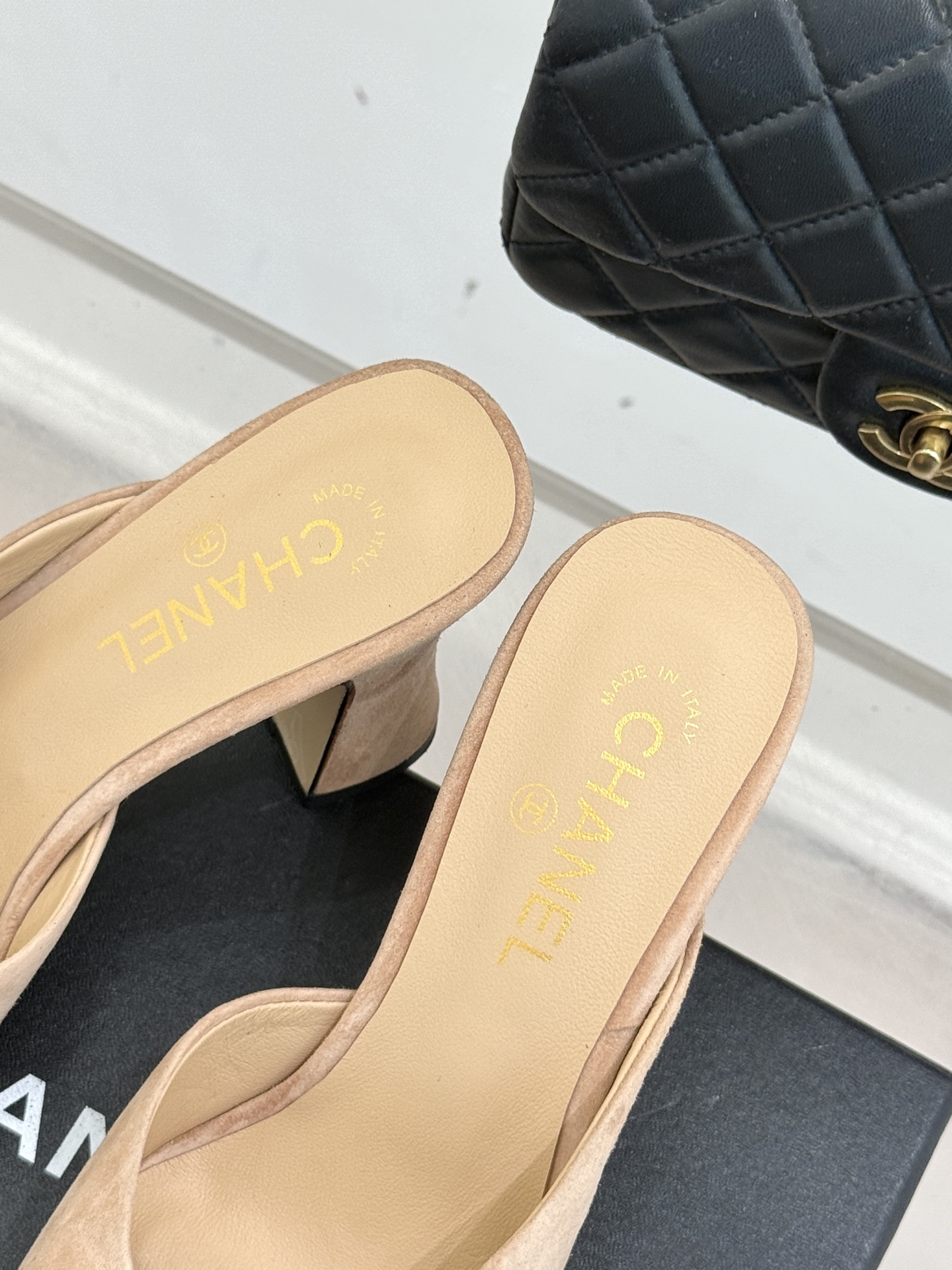 CHANE*｜小香经典双C大方头拼色高跟拖鞋当巴黎大皇宫的秀场灯光聚焦于足尖这双走秀款大方头高跟鞋便以利