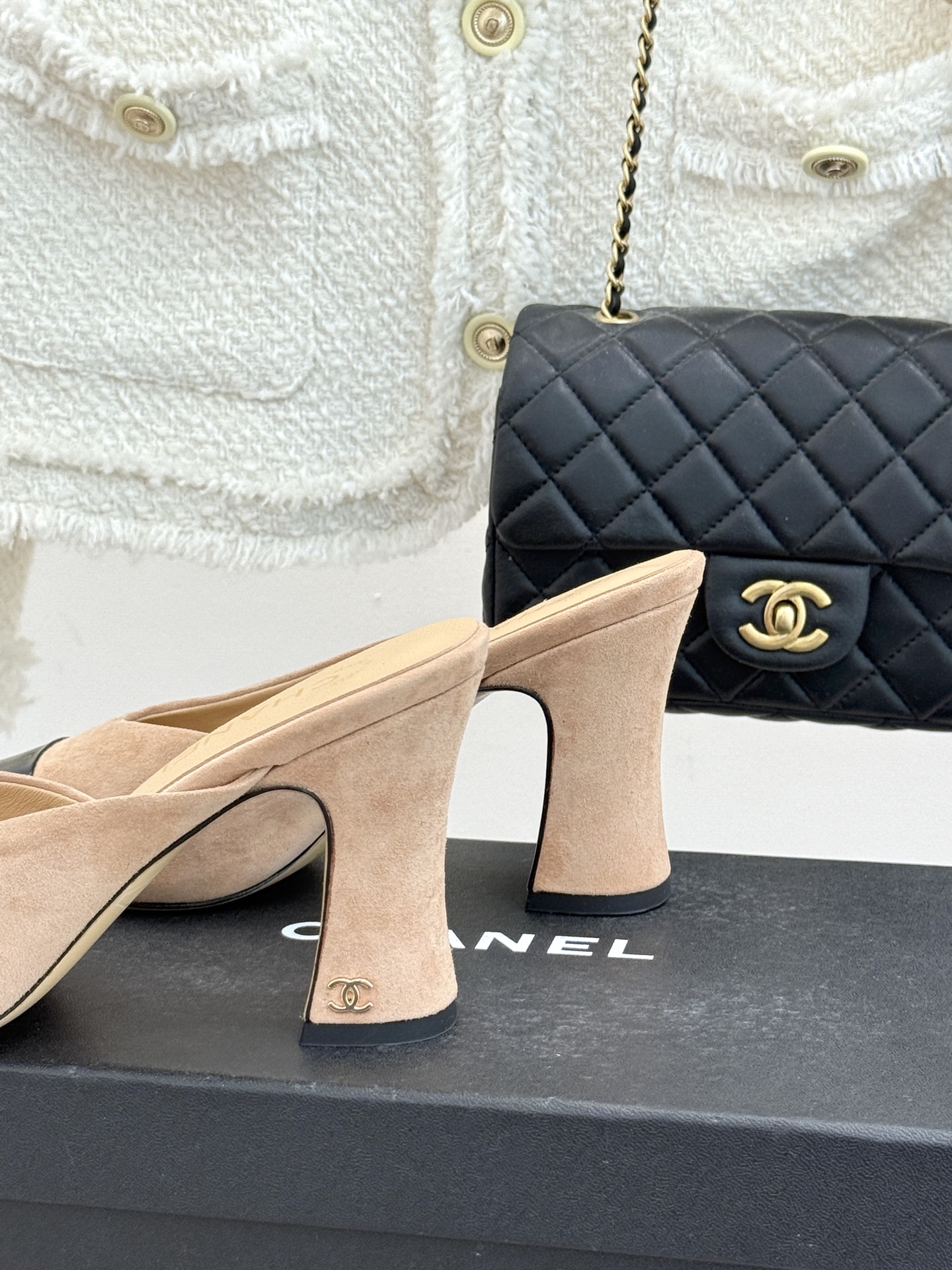 CHANE*｜小香经典双C大方头拼色高跟拖鞋当巴黎大皇宫的秀场灯光聚焦于足尖这双走秀款大方头高跟鞋便以利