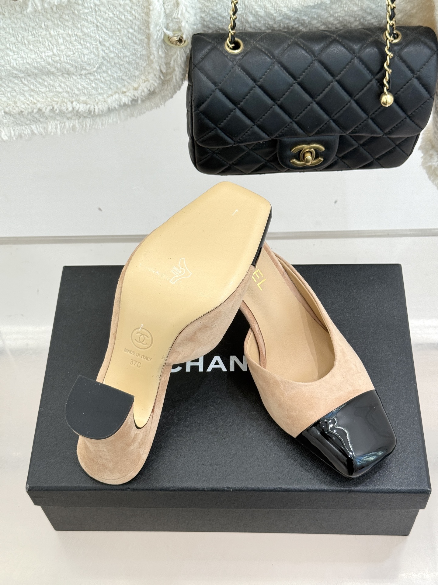 CHANE*｜小香经典双C大方头拼色高跟拖鞋当巴黎大皇宫的秀场灯光聚焦于足尖这双走秀款大方头高跟鞋便以利