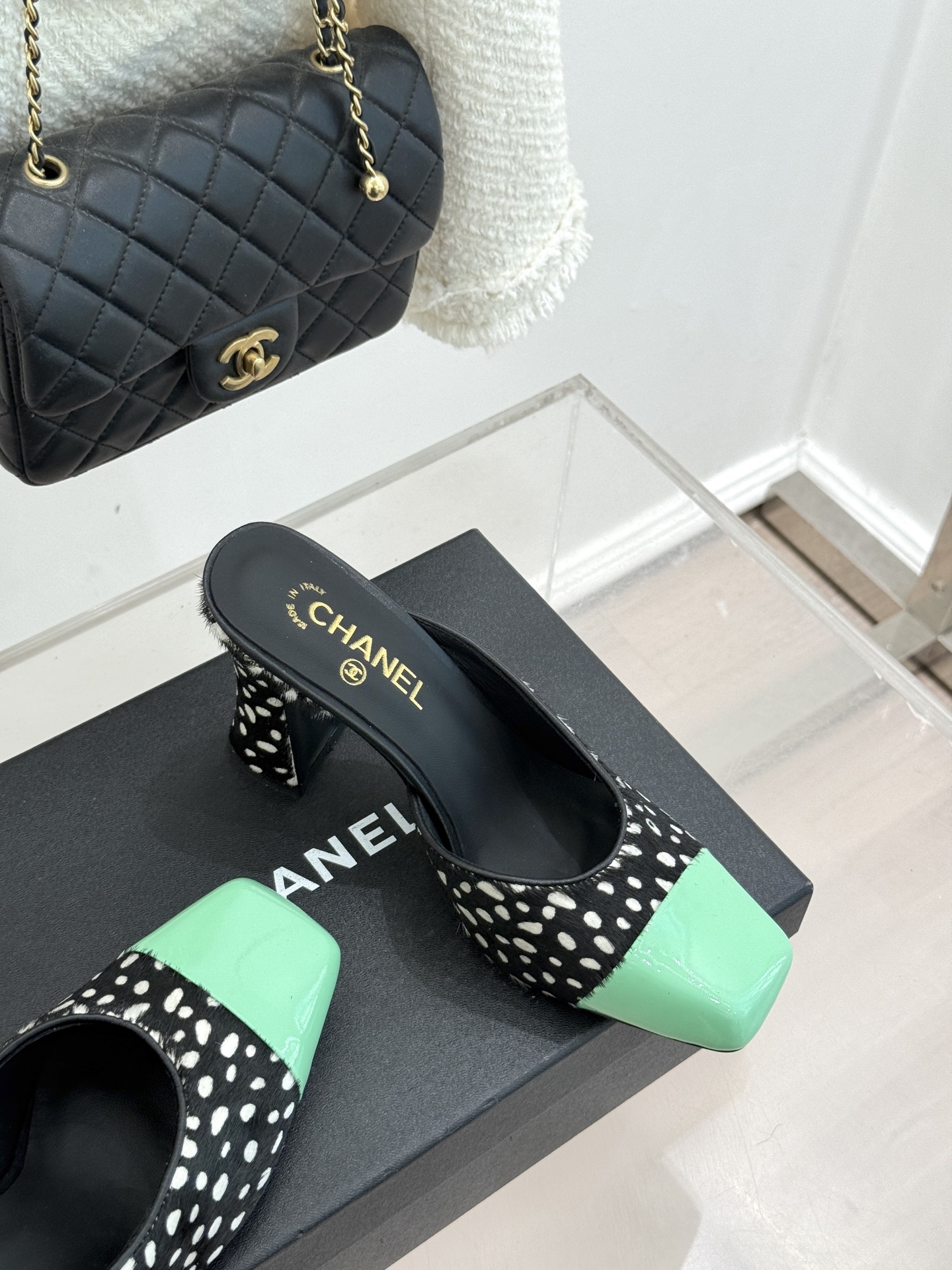 CHANE*｜小香经典双C大方头拼色高跟拖鞋当巴黎大皇宫的秀场灯光聚焦于足尖这双走秀款大方头高跟鞋便以利