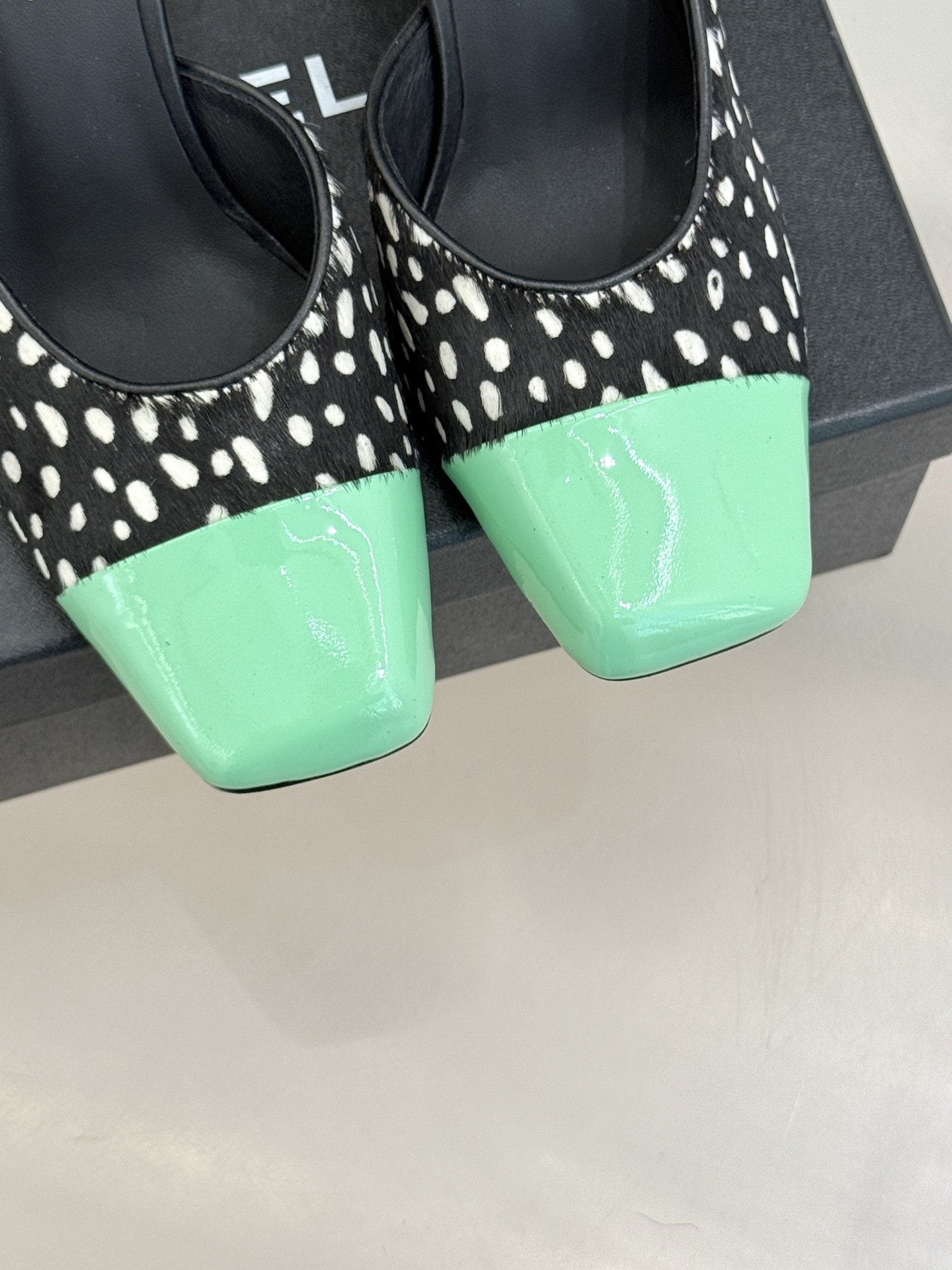 CHANE*｜小香经典双C大方头拼色高跟拖鞋当巴黎大皇宫的秀场灯光聚焦于足尖这双走秀款大方头高跟鞋便以利