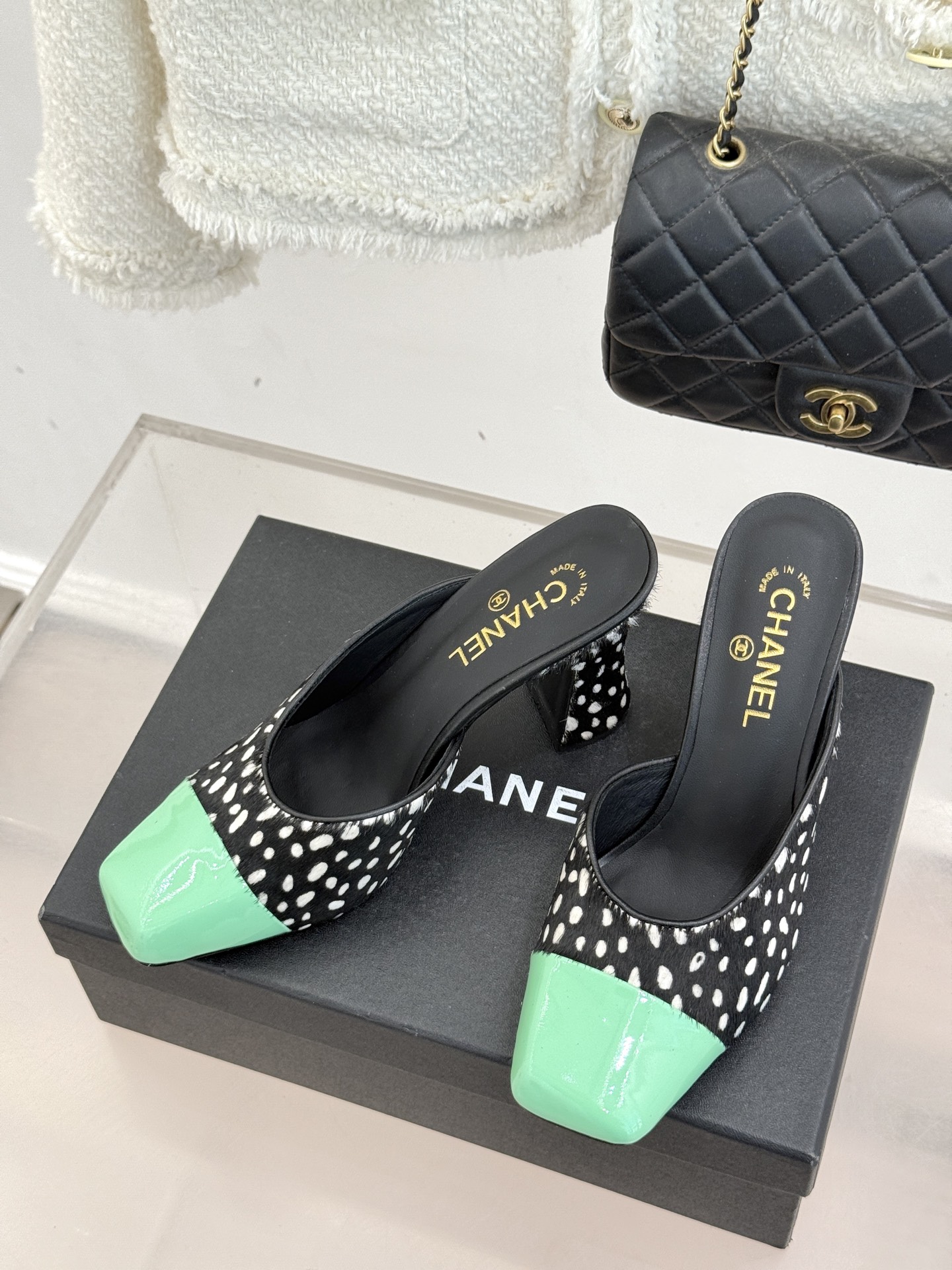 CHANE*｜小香经典双C大方头拼色高跟拖鞋当巴黎大皇宫的秀场灯光聚焦于足尖这双走秀款大方头高跟鞋便以利