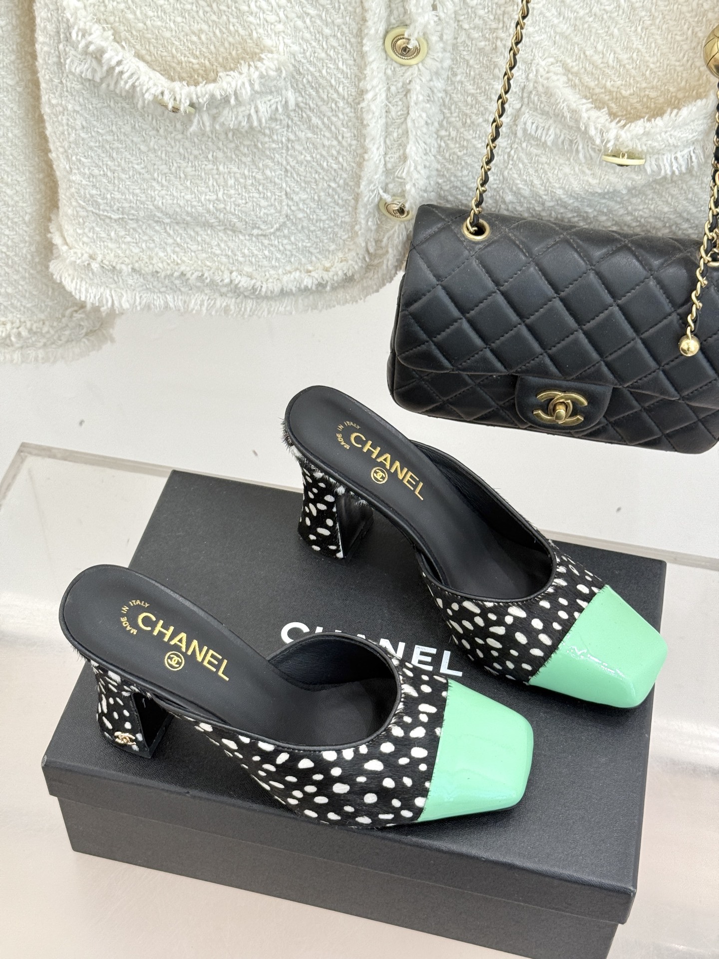 CHANE*｜小香经典双C大方头拼色高跟拖鞋当巴黎大皇宫的秀场灯光聚焦于足尖这双走秀款大方头高跟鞋便以利