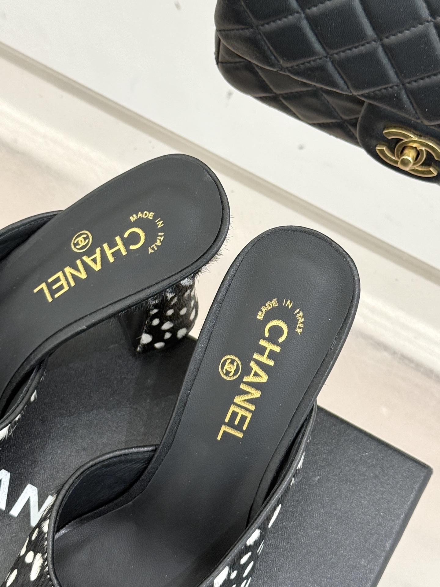 CHANE*｜小香经典双C大方头拼色高跟拖鞋当巴黎大皇宫的秀场灯光聚焦于足尖这双走秀款大方头高跟鞋便以利