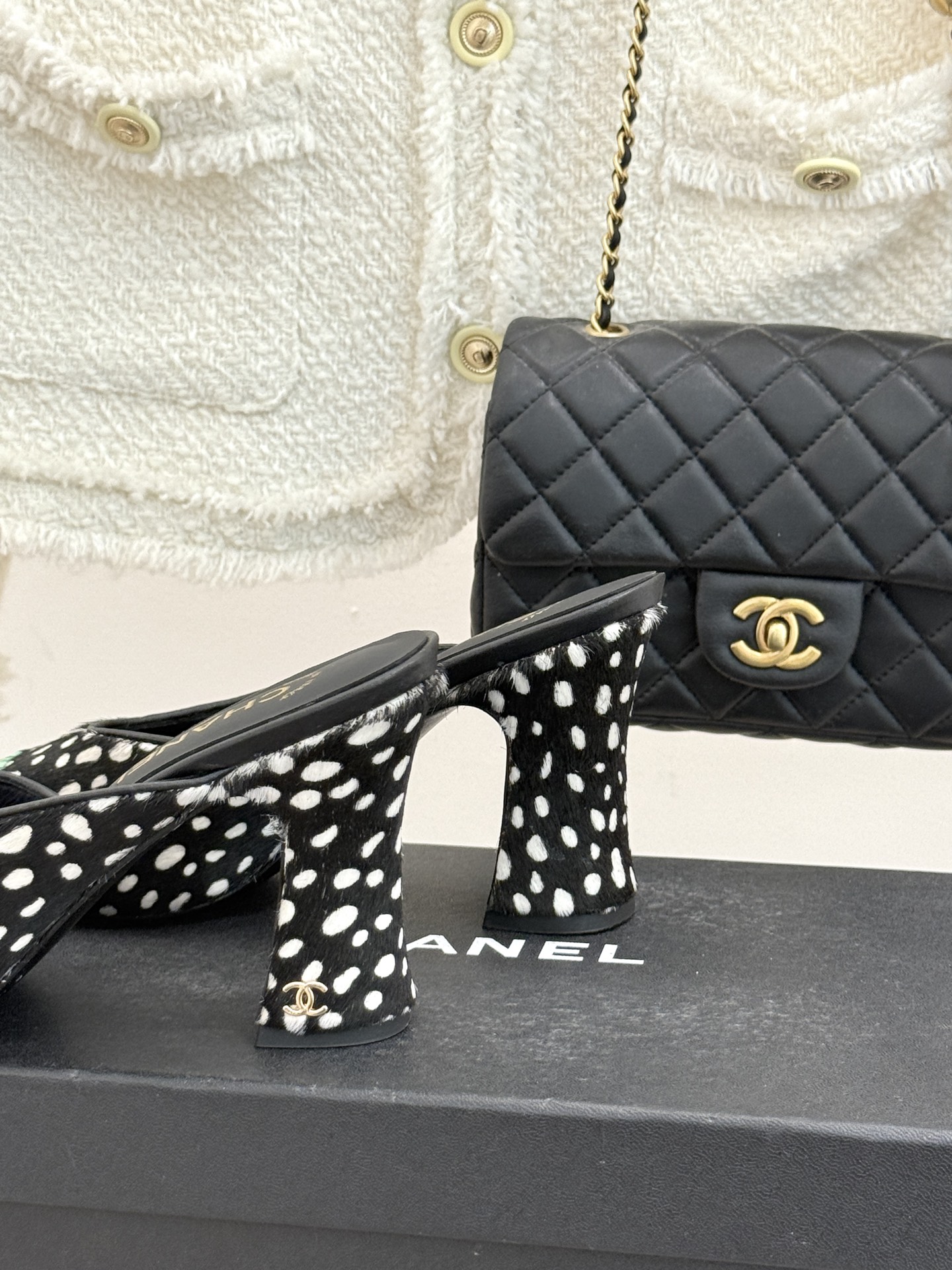 CHANE*｜小香经典双C大方头拼色高跟拖鞋当巴黎大皇宫的秀场灯光聚焦于足尖这双走秀款大方头高跟鞋便以利