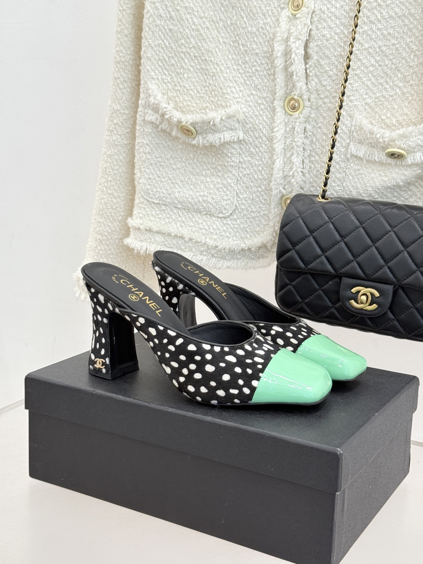 NO:668195,Leopard print 260 CHANE*｜Xiao Xiang's classic double C large square toe color matching high-heeled slippers. When the show lights of the Grand Palais in Paris focus on the toes, this pair of catwalk style large square toe high heels write a fashion note of classics and innovations with a neat posture. The iconic large square toe breaks the traditional shackles and outlines a modern silhouette with stretched lines. The brand's 110 years of high-end genes are integrated into daily steps.  Every inch of curvature exudes an effortless sense of luxury. The metal double C logo is three-dimensionally embedded in the toe, releasing brand recognition with every step. What is even more amazing is the futuristic heel design. Multiple mirror reflections or transparent quilted arch structures allow functionality and artistry to perfectly coexist, taking into account stable support and visual tension. Every rise and fall resonates retro and avant-garde, making elegance a self-declaration of walking. The fabric is made of original custom leather and the inner pads are all silk sheepskin.  Italian imported genuine leather outsole size 35-39 (customized 40/41), high heels and slippers, chanel, high heels, slippers, sheepskin, Leather soles19860909豹纹260 CHANE*｜小香经典双C大方头拼色 高跟拖鞋 当巴黎大皇宫的秀场灯光聚焦于足尖 这双走秀款大方头高跟鞋便以利落姿态 写下经典与创新的时尚注解 . 标志性大方头打破传统桎梏 以舒展线条勾勒摩登轮廓 将品牌110年来的高定基因融入日常步履 每一寸弧度都透着毫不费力的高级感. 金属双C标志 立体镶嵌于鞋头 随步伐流转间释放品牌辨识度 更令人惊艳的是极具未来感的鞋跟设计 多镜面反射或透明绗缝拱形结构 让功能性与艺术性完美共生 兼顾稳定支撑与视觉张力. 每一步起落都是复古与前卫的共鸣 让优雅成为行走的自我宣言. 面料采用原版定制皮料 内里垫脚均为丝绸羊皮 意大利进口真皮大底 size35-39（40/41定制）,高跟鞋拖鞋,chanel,high heels,slippers,sheepskin,Leather soles,Women's Shoes