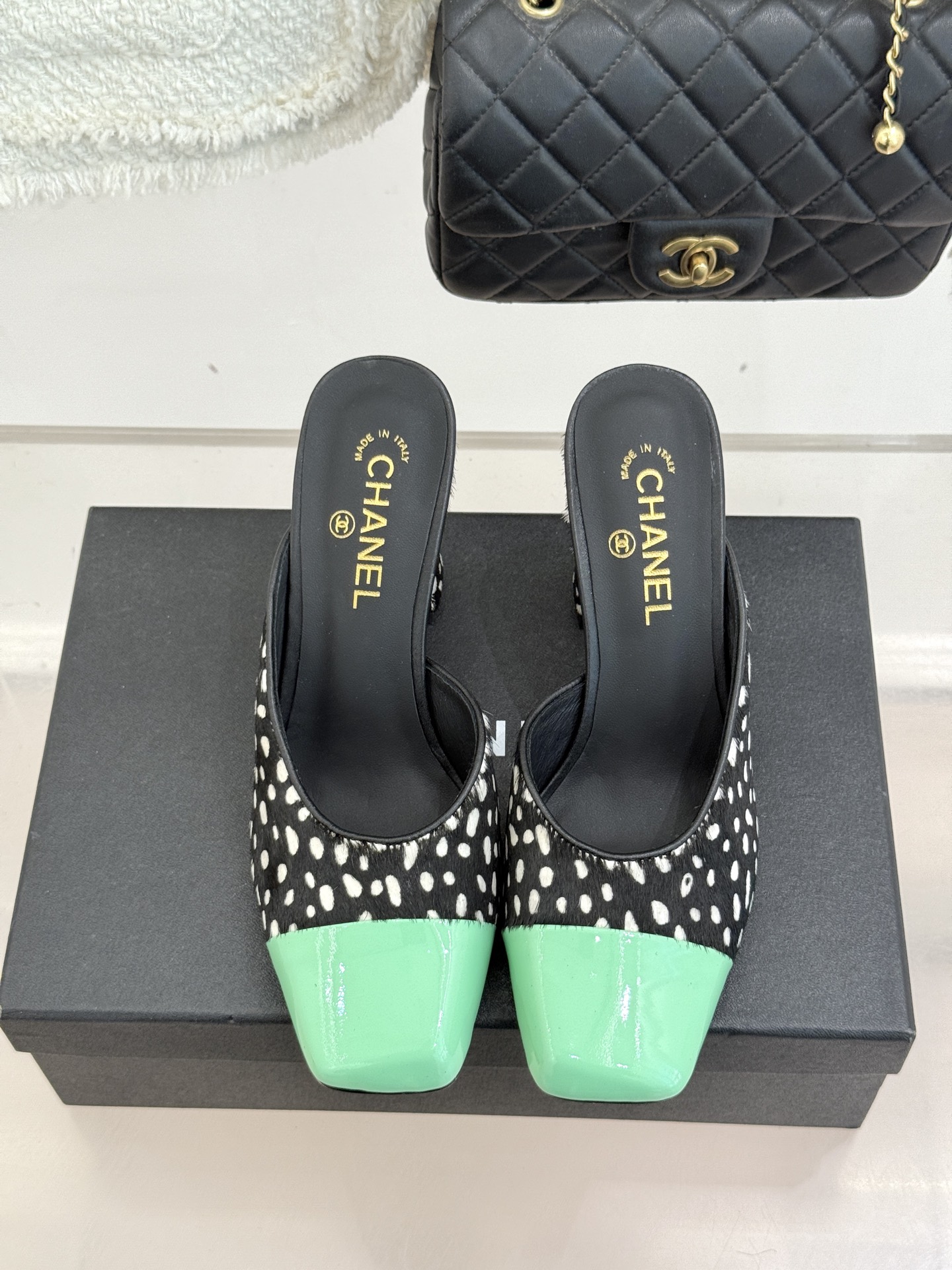 CHANE*｜小香经典双C大方头拼色高跟拖鞋当巴黎大皇宫的秀场灯光聚焦于足尖这双走秀款大方头高跟鞋便以利