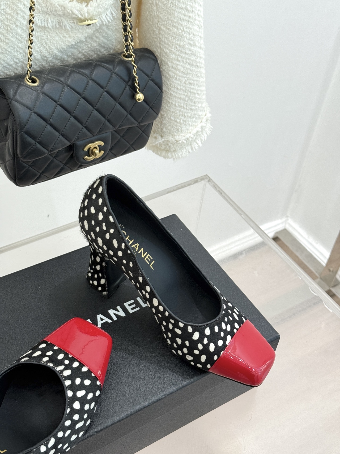 CHANE*｜小香经典双C大方头拼色高跟鞋凉当巴黎大皇宫的秀场灯光聚焦于足尖这双走秀款大方头高跟鞋便以利