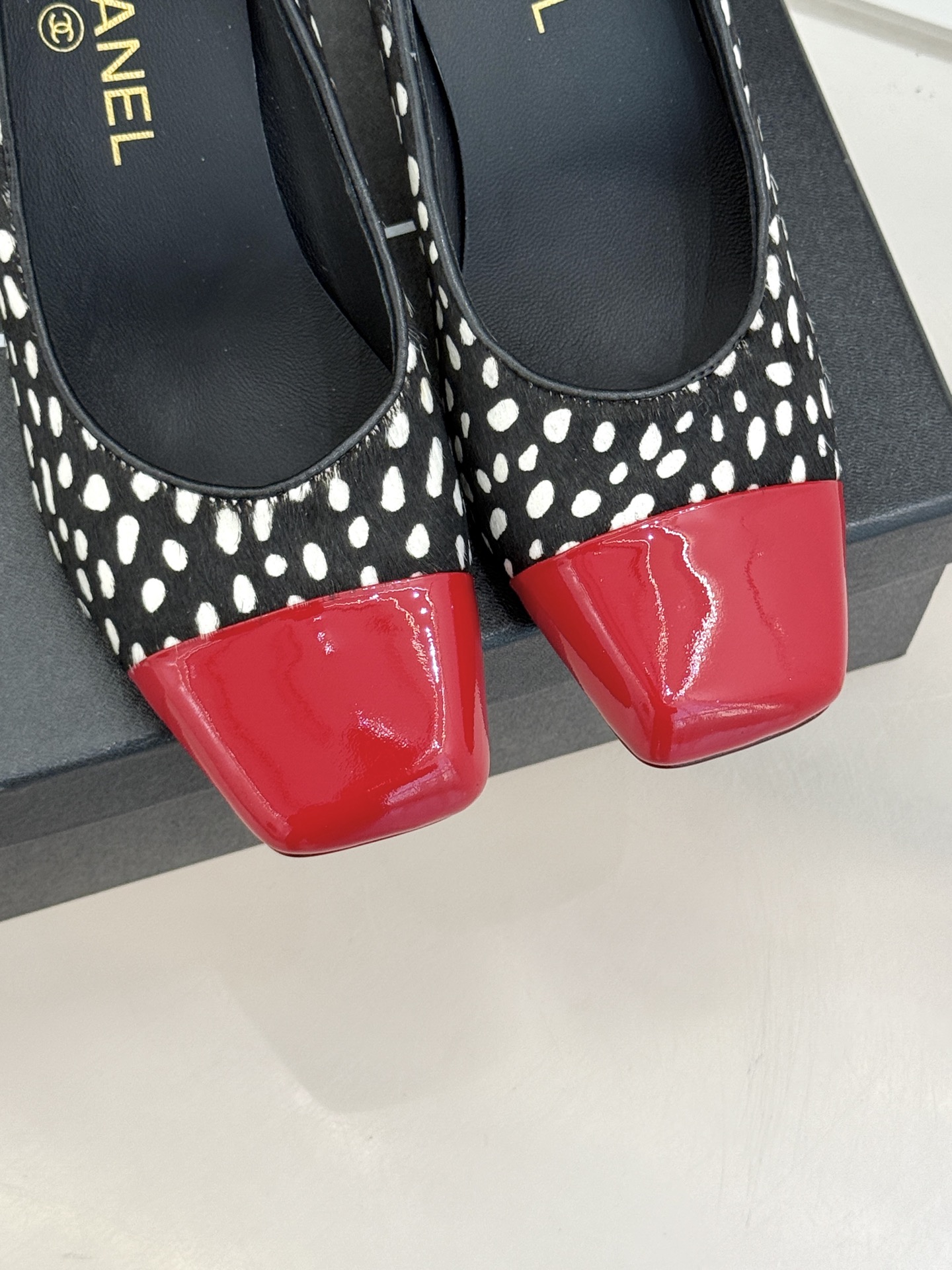 CHANE*｜小香经典双C大方头拼色高跟鞋凉当巴黎大皇宫的秀场灯光聚焦于足尖这双走秀款大方头高跟鞋便以利