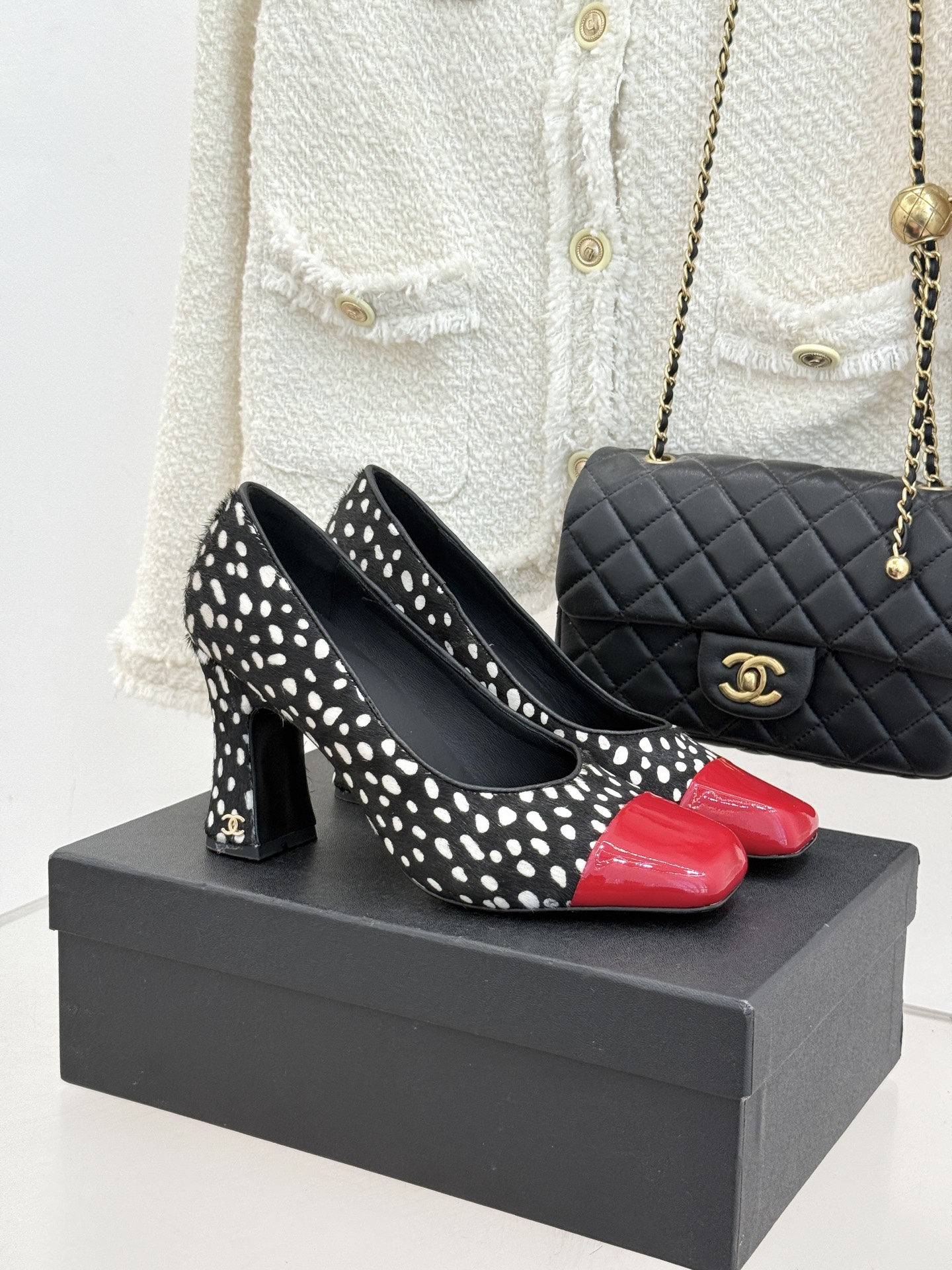 CHANE*｜小香经典双C大方头拼色高跟鞋凉当巴黎大皇宫的秀场灯光聚焦于足尖这双走秀款大方头高跟鞋便以利