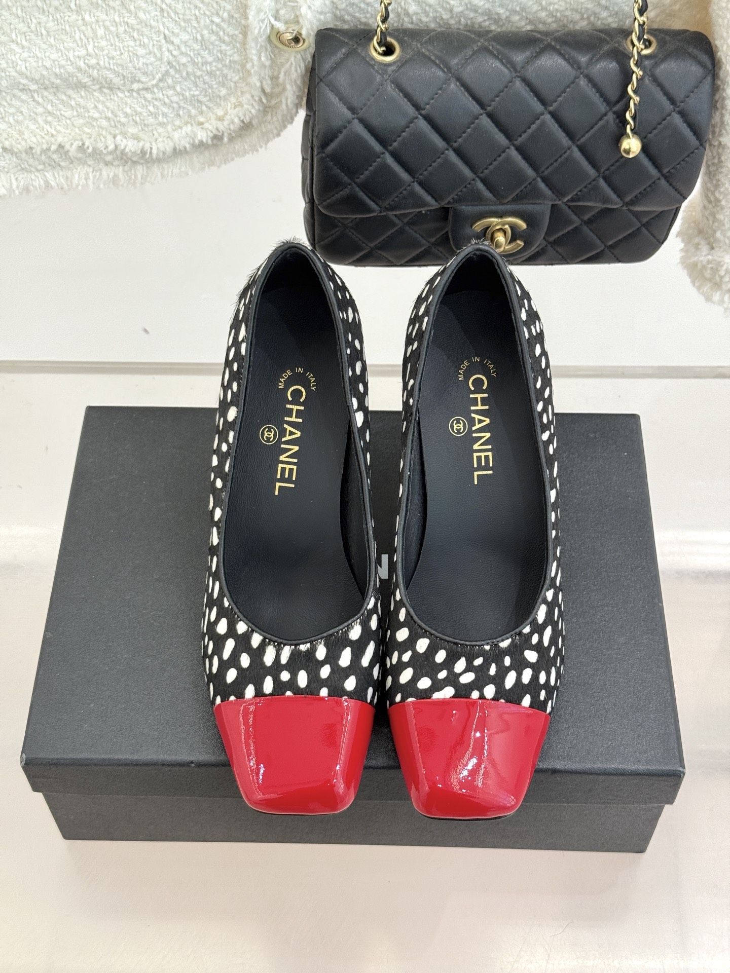 CHANE*｜小香经典双C大方头拼色高跟鞋凉当巴黎大皇宫的秀场灯光聚焦于足尖这双走秀款大方头高跟鞋便以利