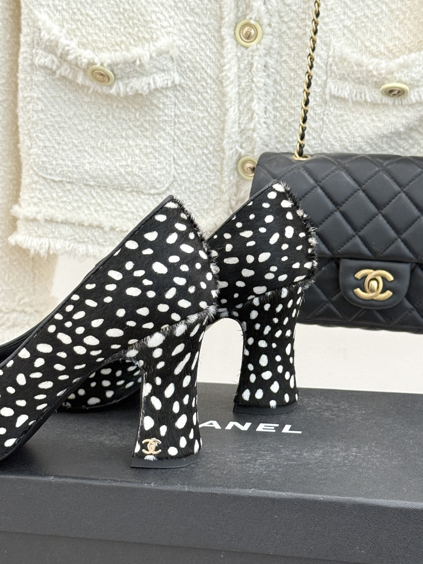 CHANE*｜小香经典双C大方头拼色高跟鞋凉当巴黎大皇宫的秀场灯光聚焦于足尖这双走秀款大方头高跟鞋便以利