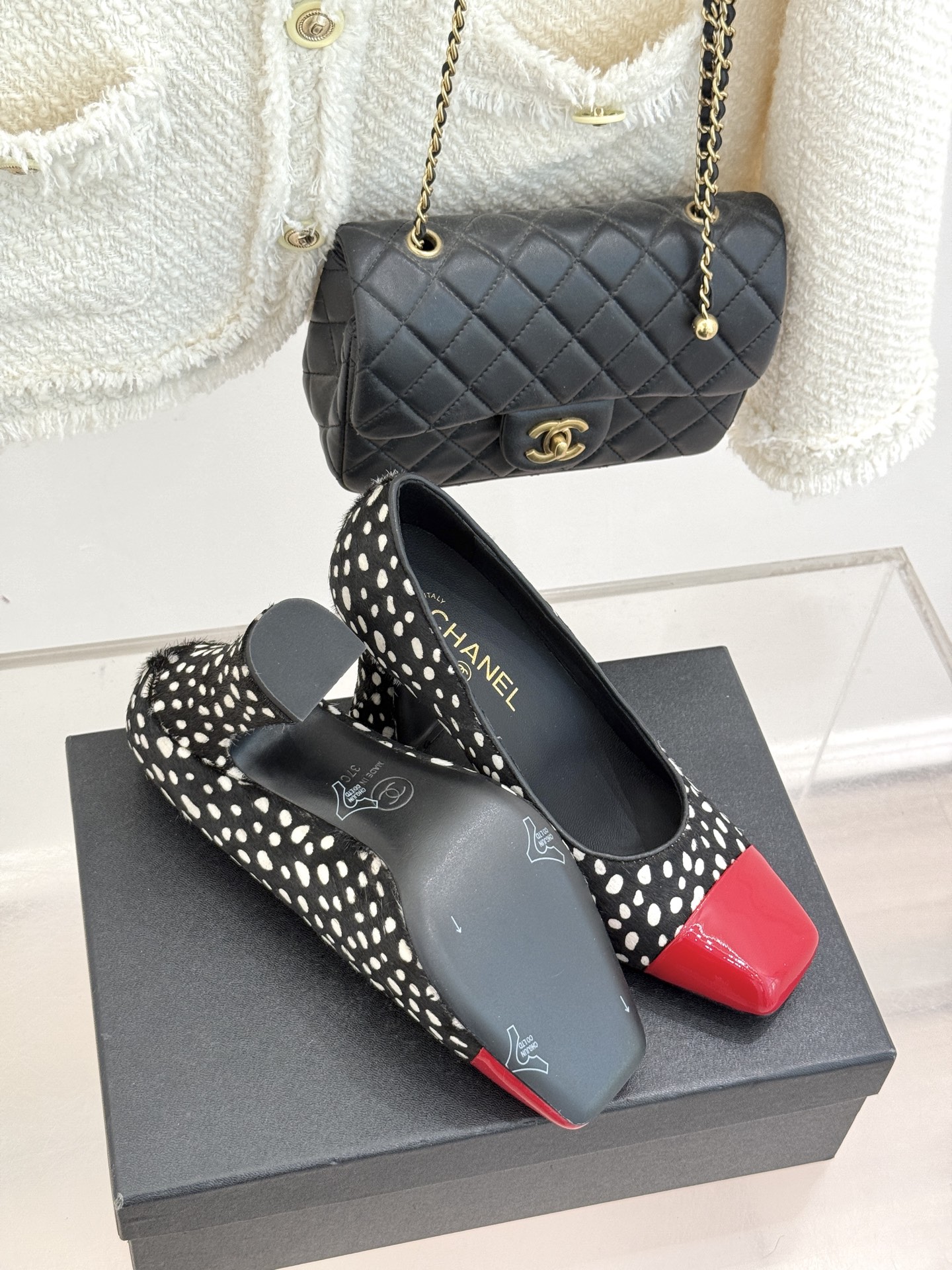 CHANE*｜小香经典双C大方头拼色高跟鞋凉当巴黎大皇宫的秀场灯光聚焦于足尖这双走秀款大方头高跟鞋便以利