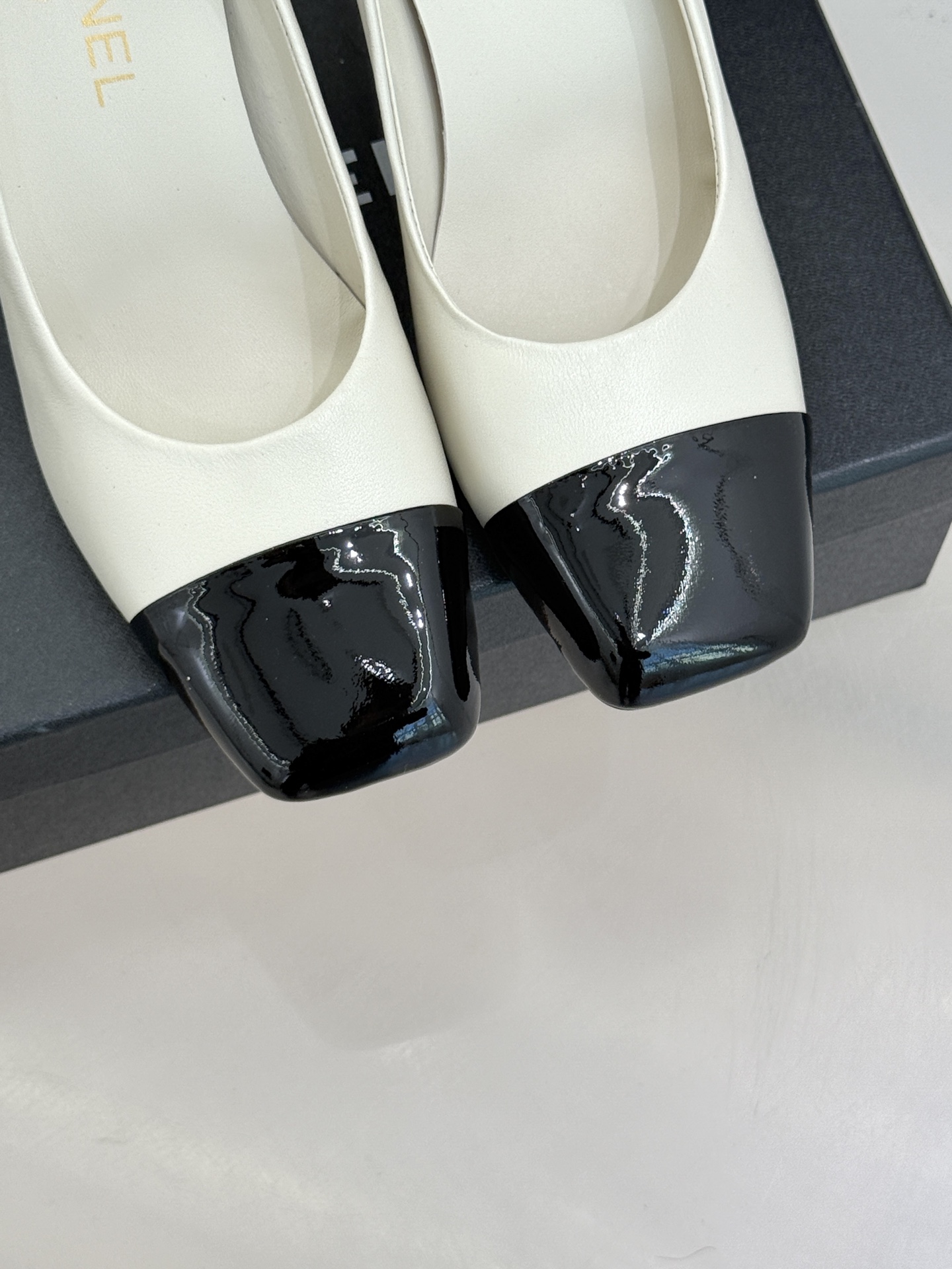 CHANE*｜小香经典双C大方头拼色高跟鞋凉当巴黎大皇宫的秀场灯光聚焦于足尖这双走秀款大方头高跟鞋便以利