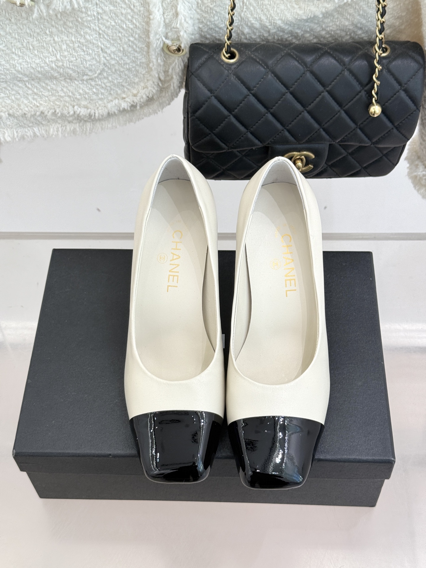 CHANE*｜小香经典双C大方头拼色高跟鞋凉当巴黎大皇宫的秀场灯光聚焦于足尖这双走秀款大方头高跟鞋便以利