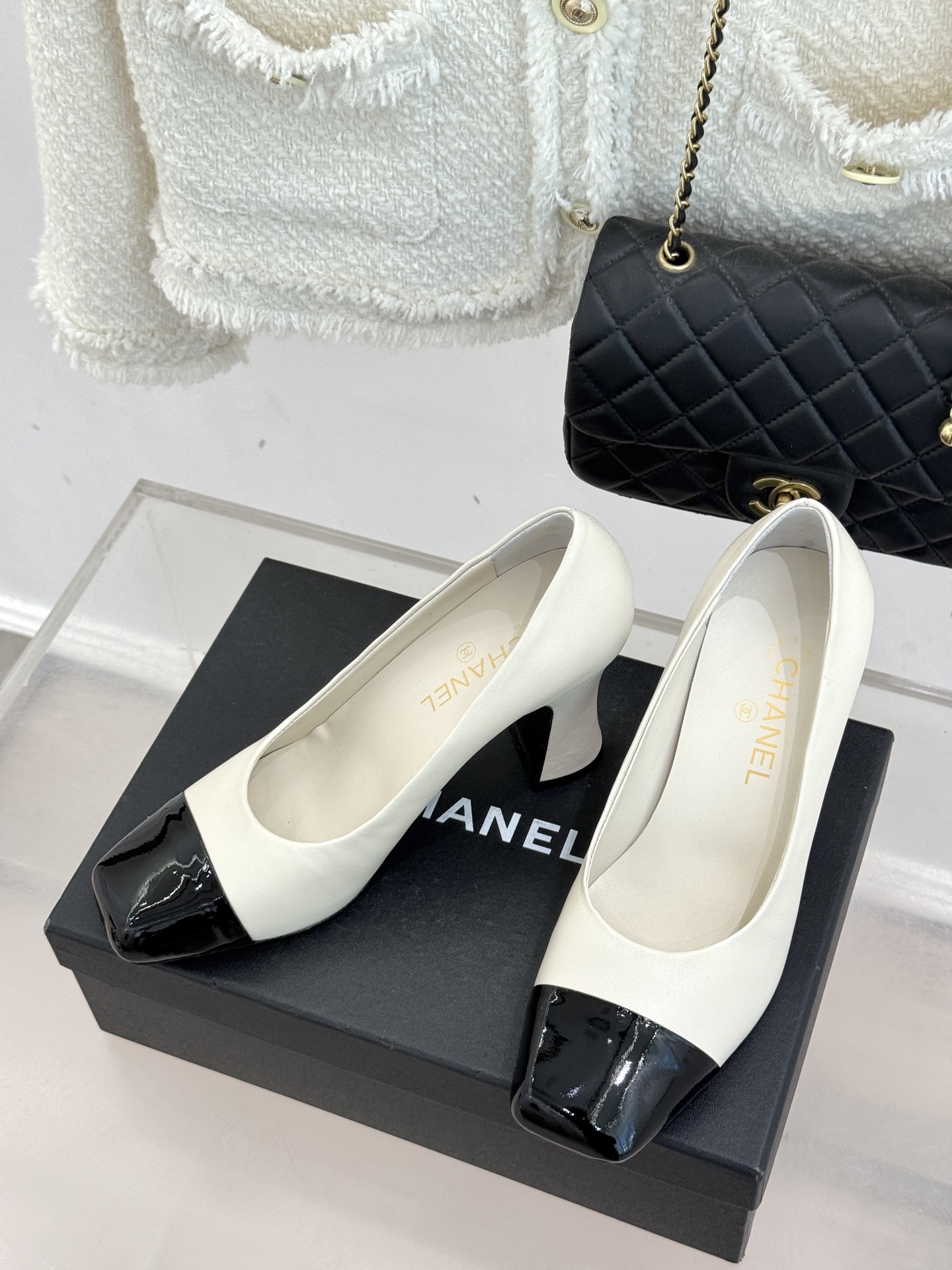 CHANE*｜小香经典双C大方头拼色高跟鞋凉当巴黎大皇宫的秀场灯光聚焦于足尖这双走秀款大方头高跟鞋便以利