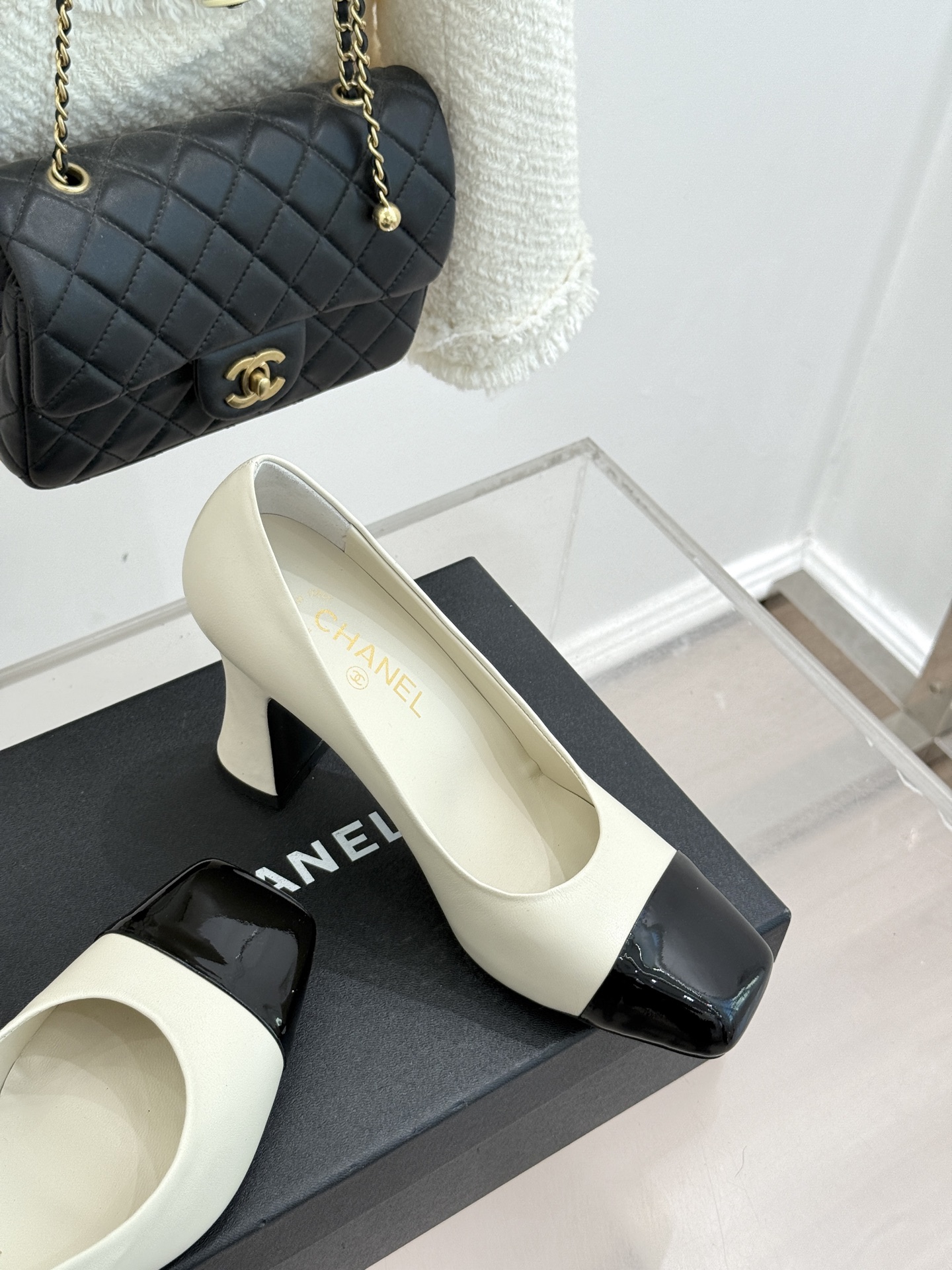 CHANE*｜小香经典双C大方头拼色高跟鞋凉当巴黎大皇宫的秀场灯光聚焦于足尖这双走秀款大方头高跟鞋便以利